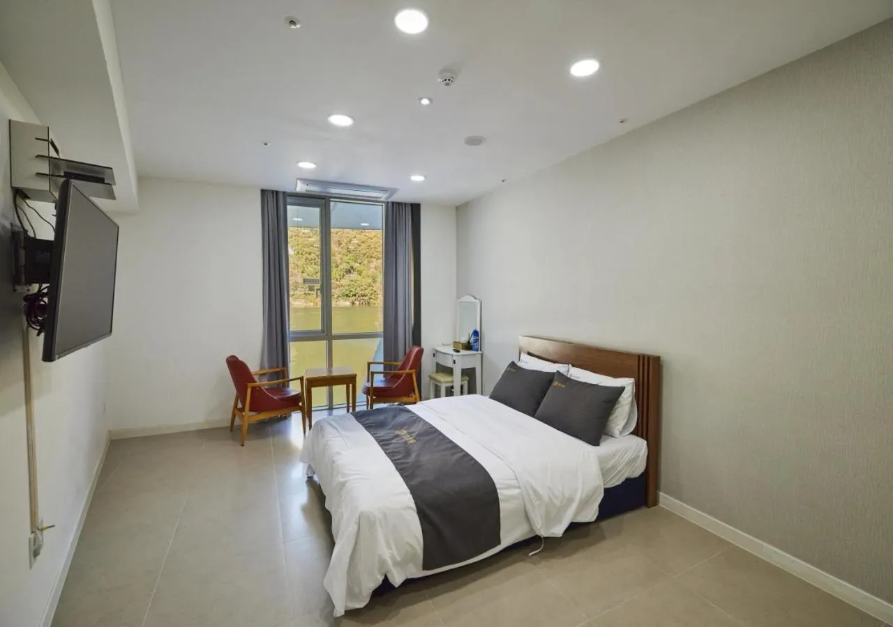 Bedroom, Bed in Crest72 Hotel