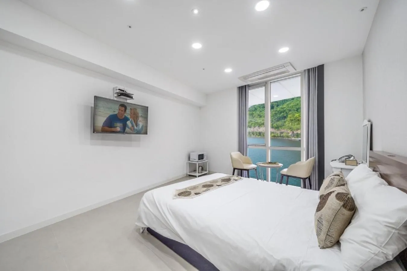 Property building, Bed in Crest72 Hotel