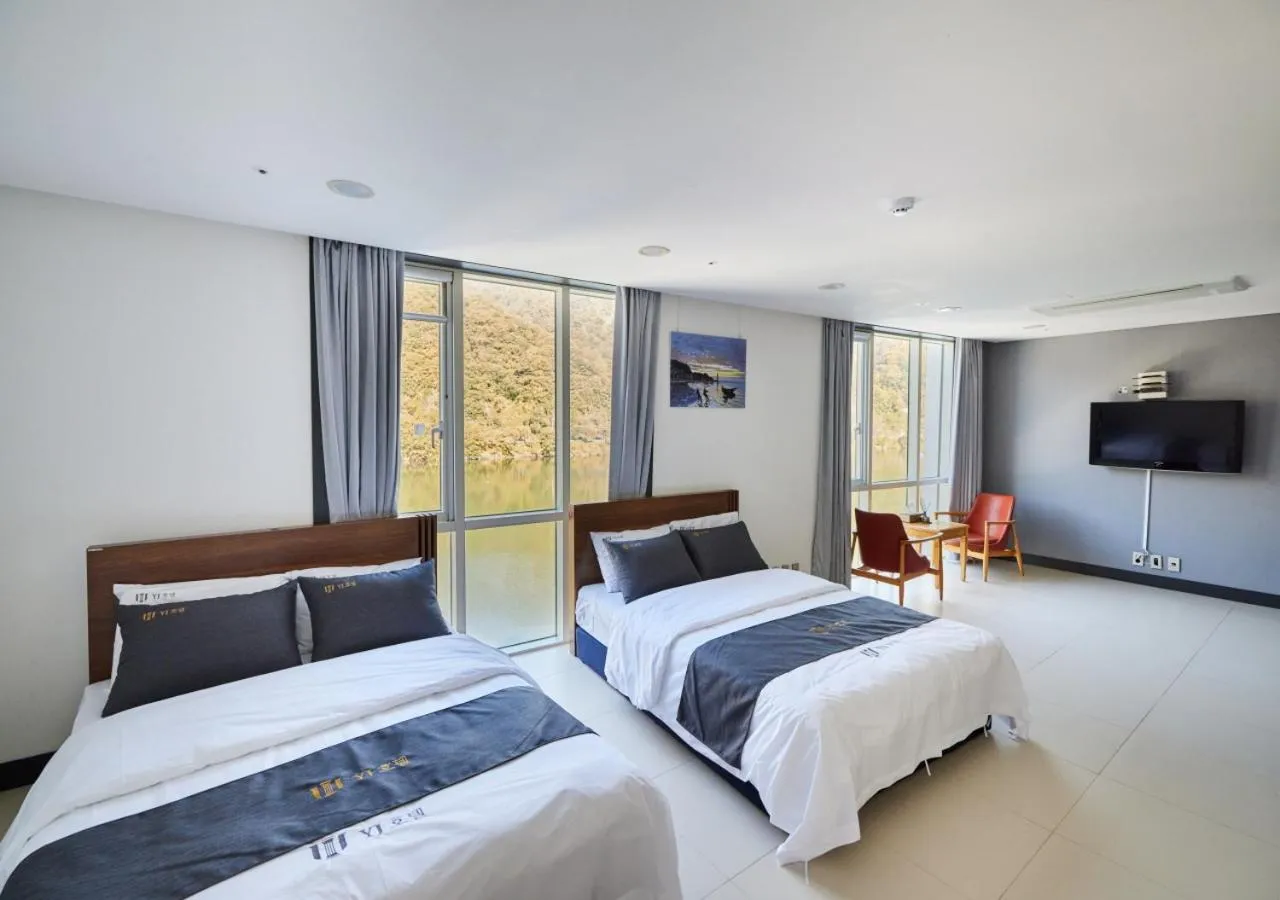 Bedroom, Bed in Crest72 Hotel