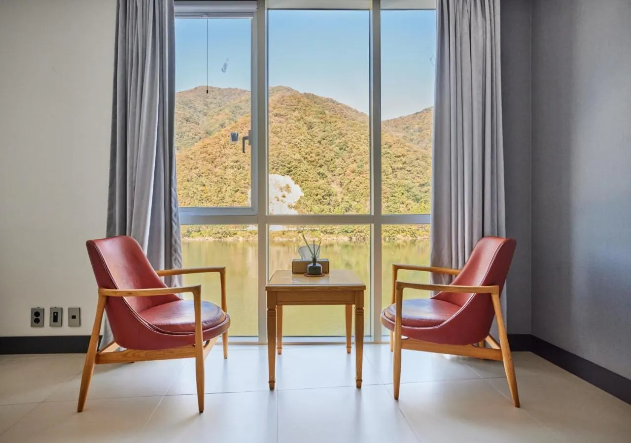 Living room in Crest72 Hotel