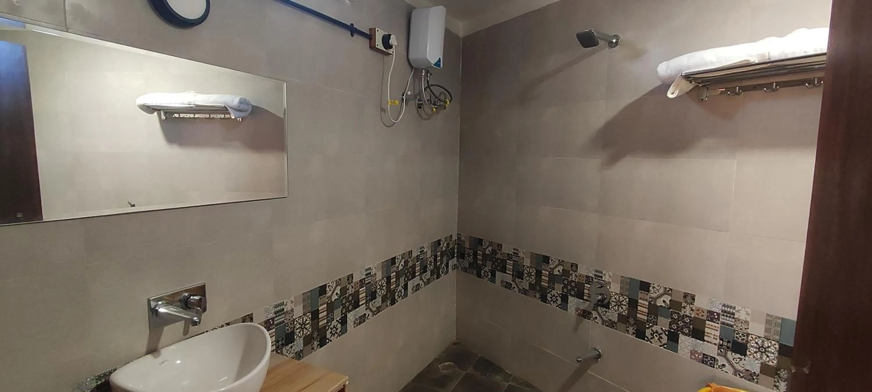 Bathroom in Club Shandilya- Cheerful 3BR villa in Nature Lap