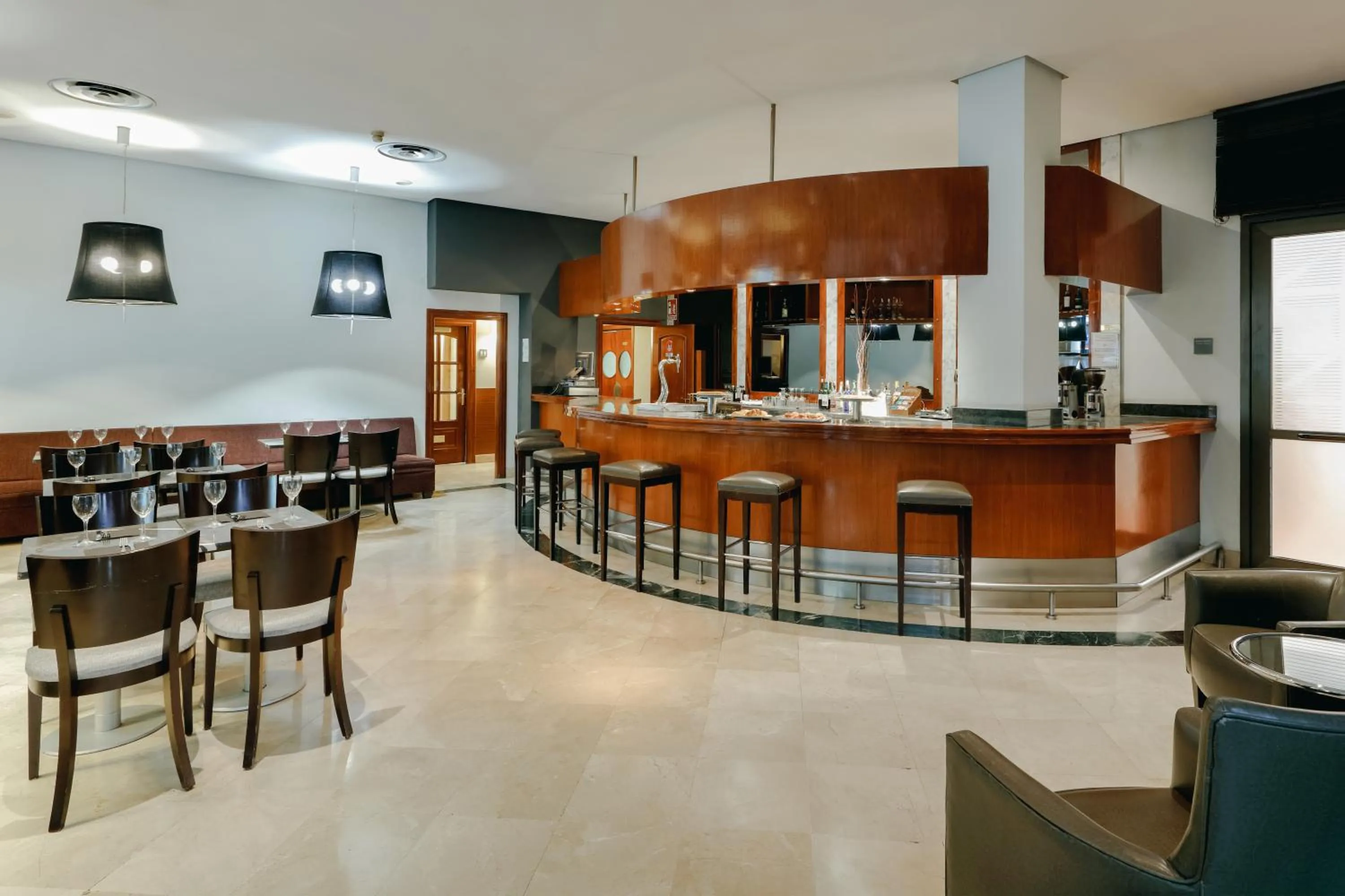 Lounge or bar in Hesperia Zaragoza Centro