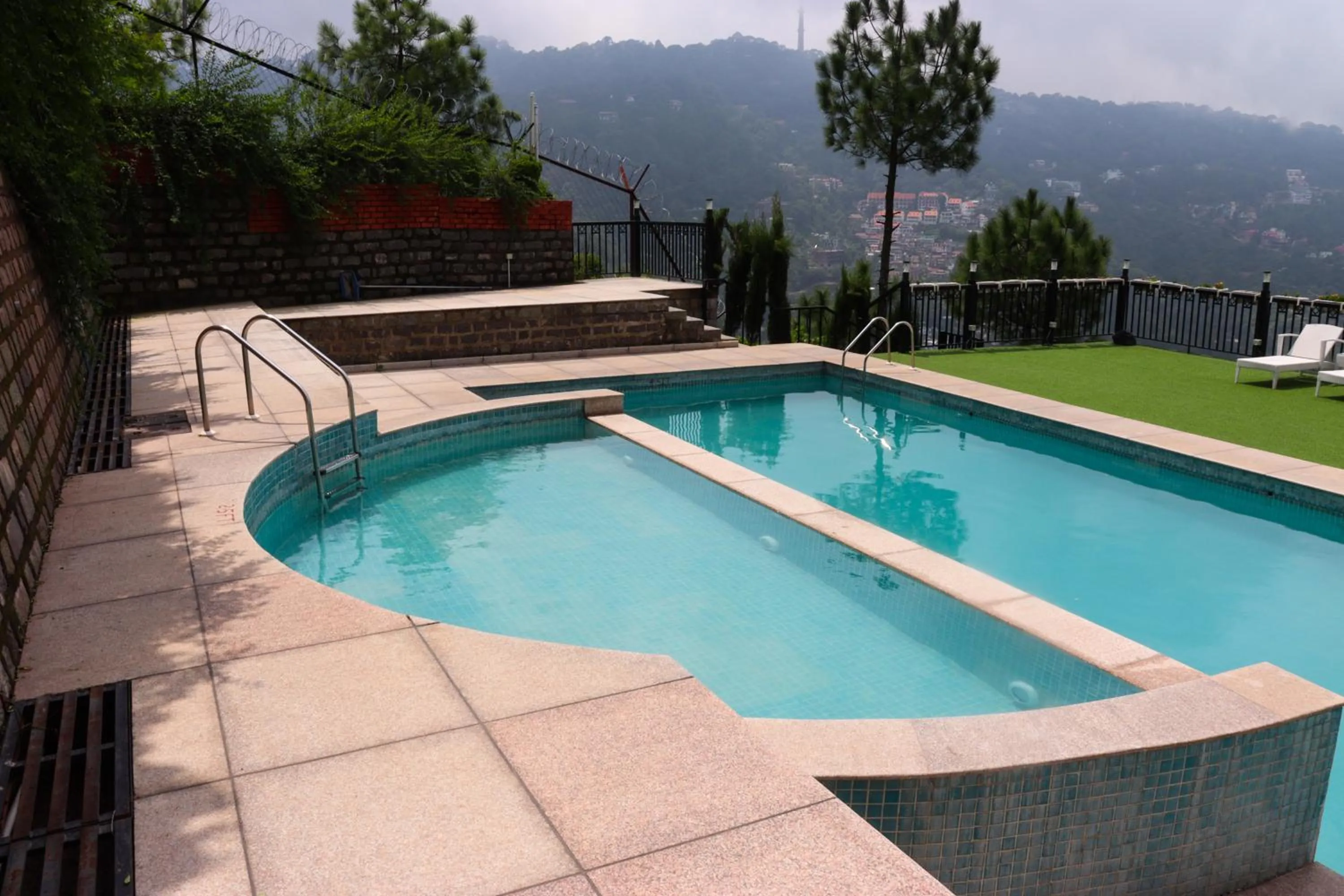 Swimming pool in Rosetum Kasauli