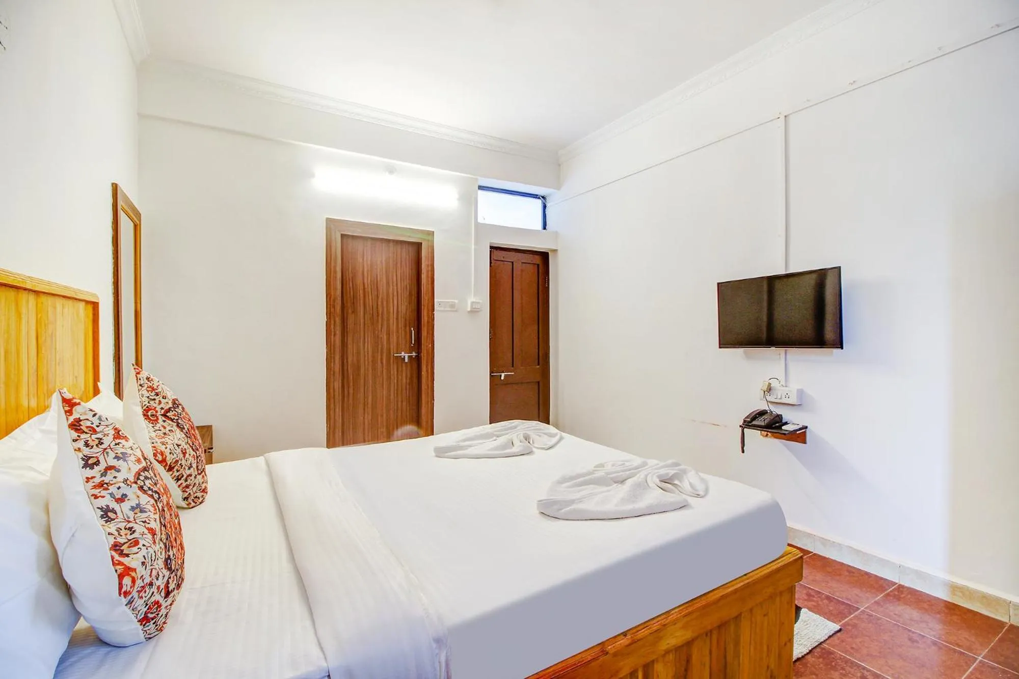 Bed, TV/Entertainment Center in FabHotel Pleasure Inn