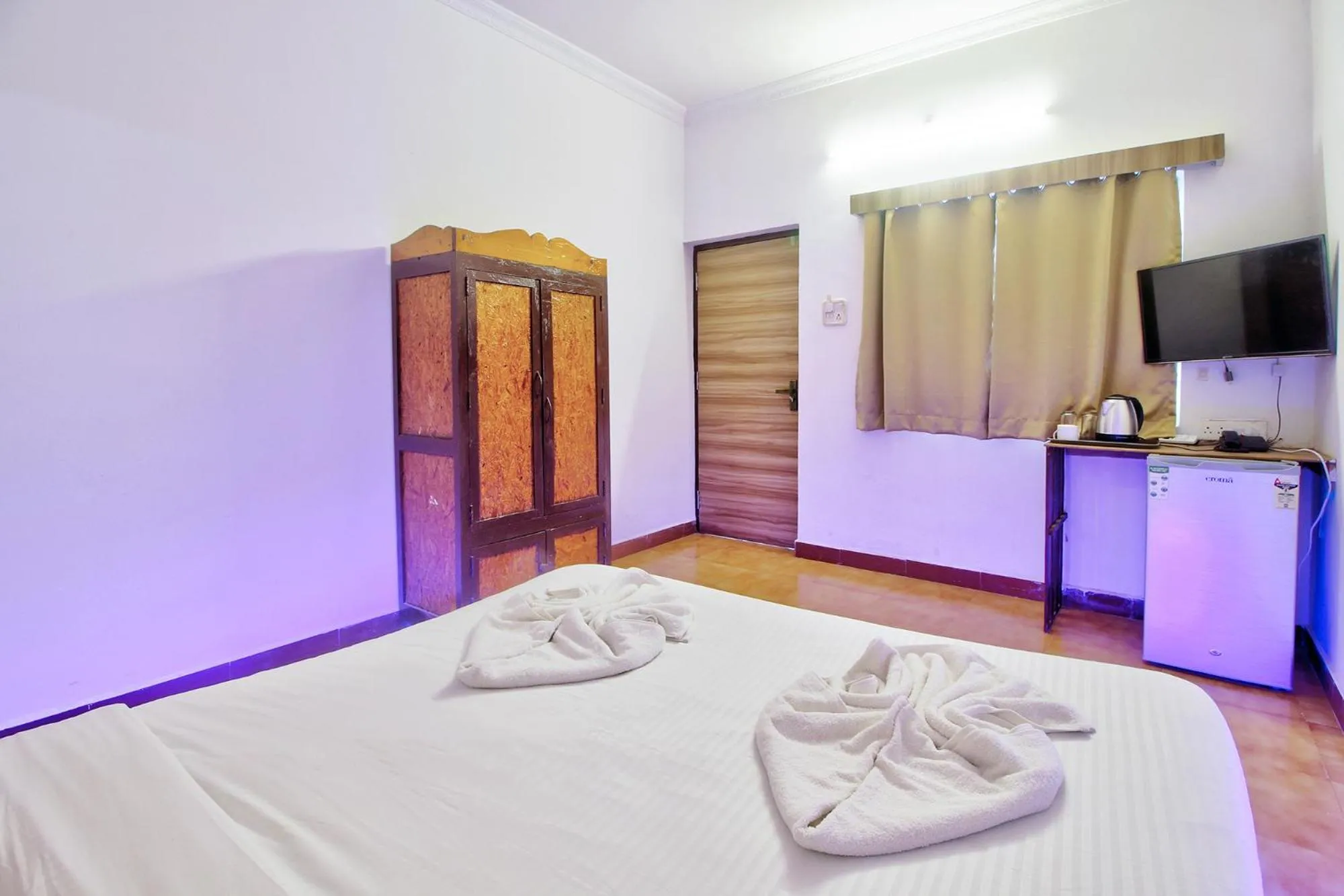 Bed, TV/Entertainment Center in FabHotel Pleasure Inn