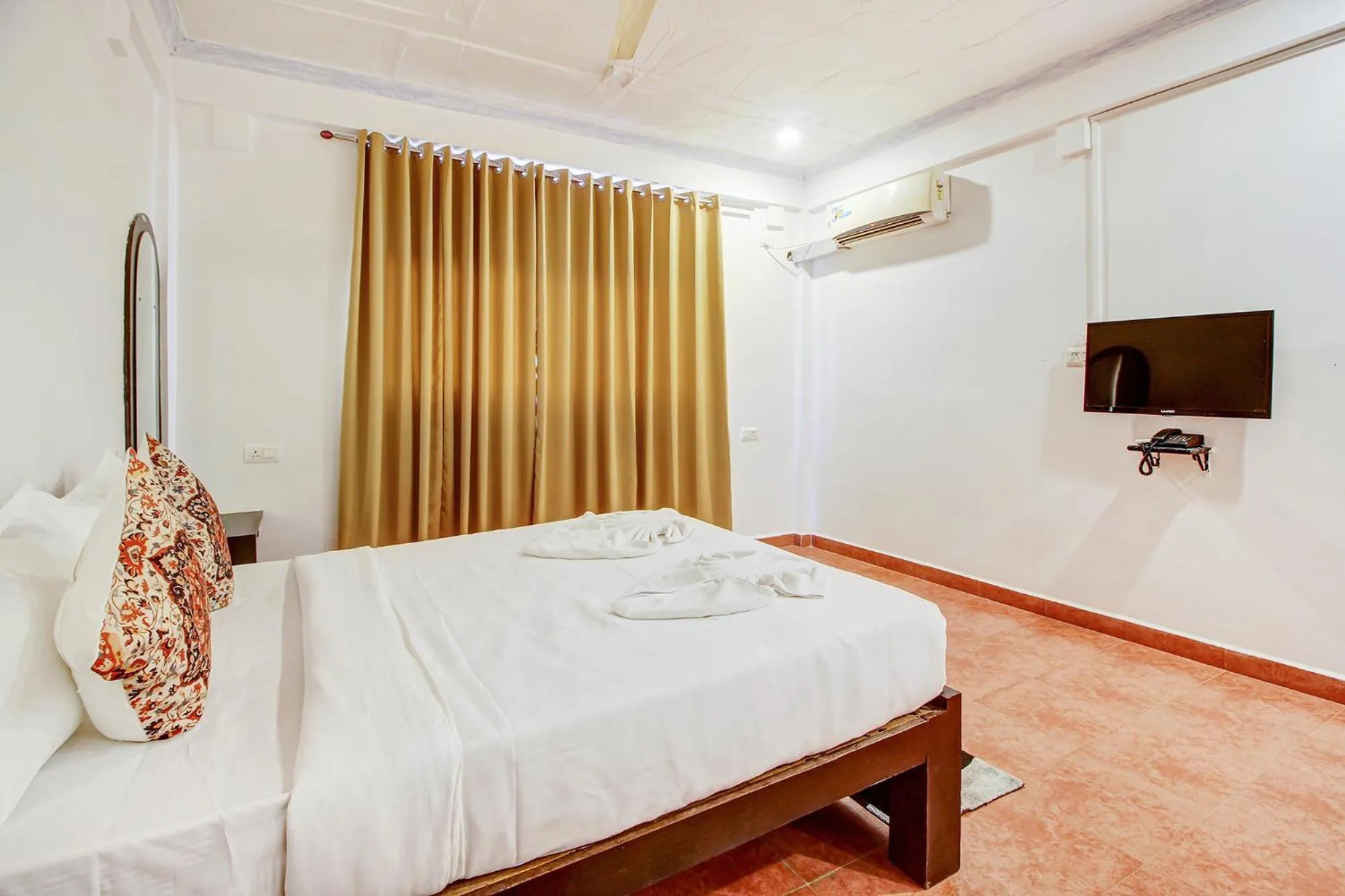 Bed, TV/Entertainment Center in FabHotel Pleasure Inn