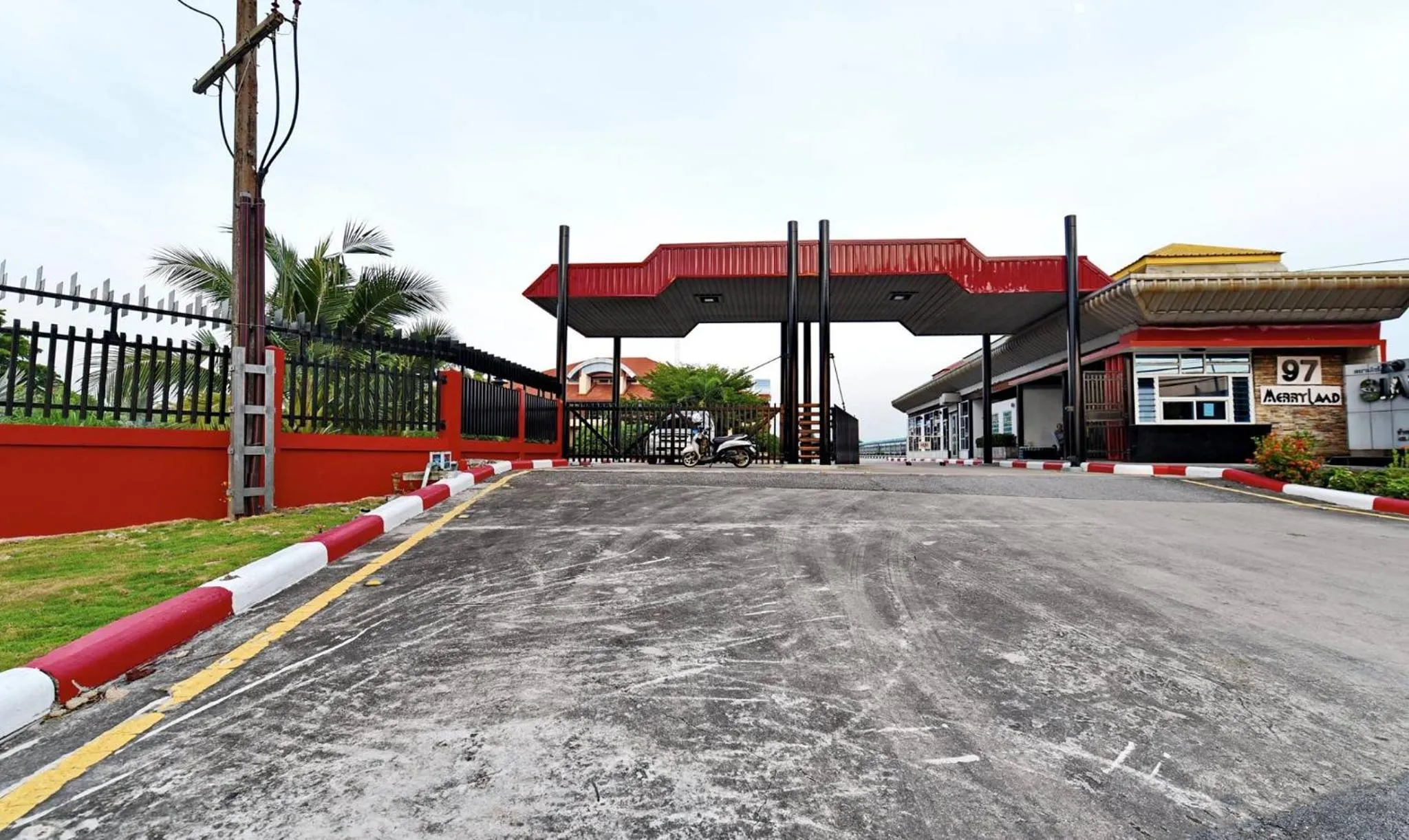 Facade/entrance in 97 Merryland Apartments & Hotel