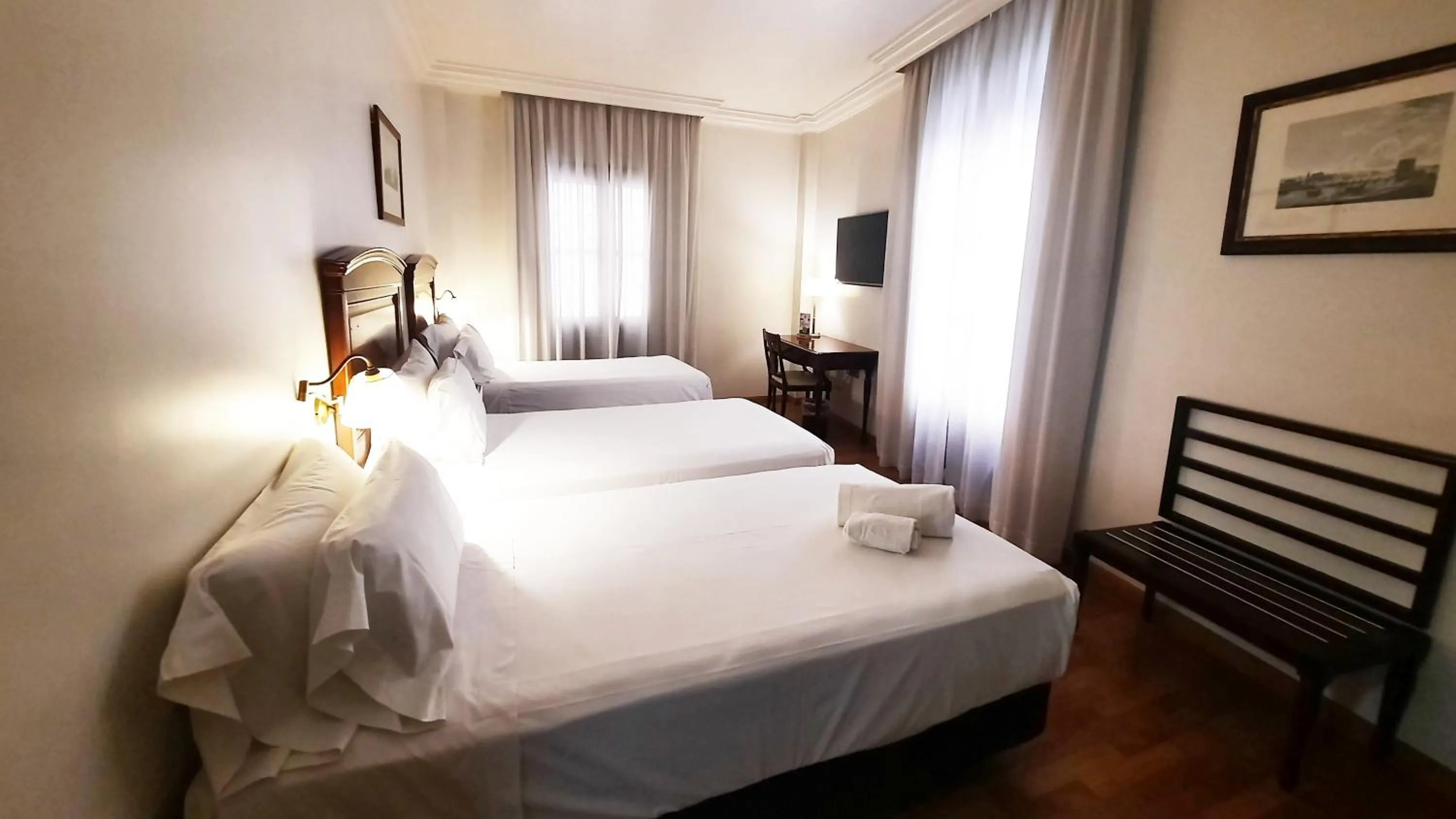 Photo of the whole room, Bed in Sercotel Palacio de los Gamboa