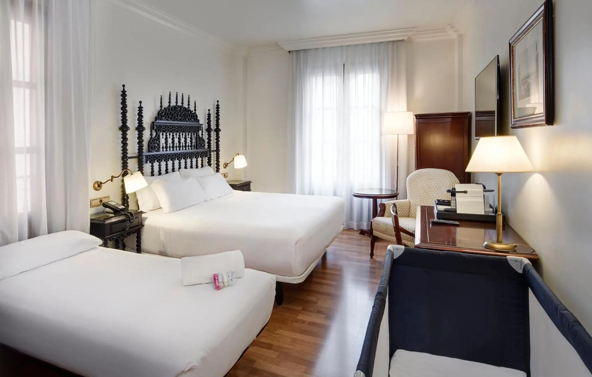 Photo of the whole room, Bed in Sercotel Palacio de los Gamboa