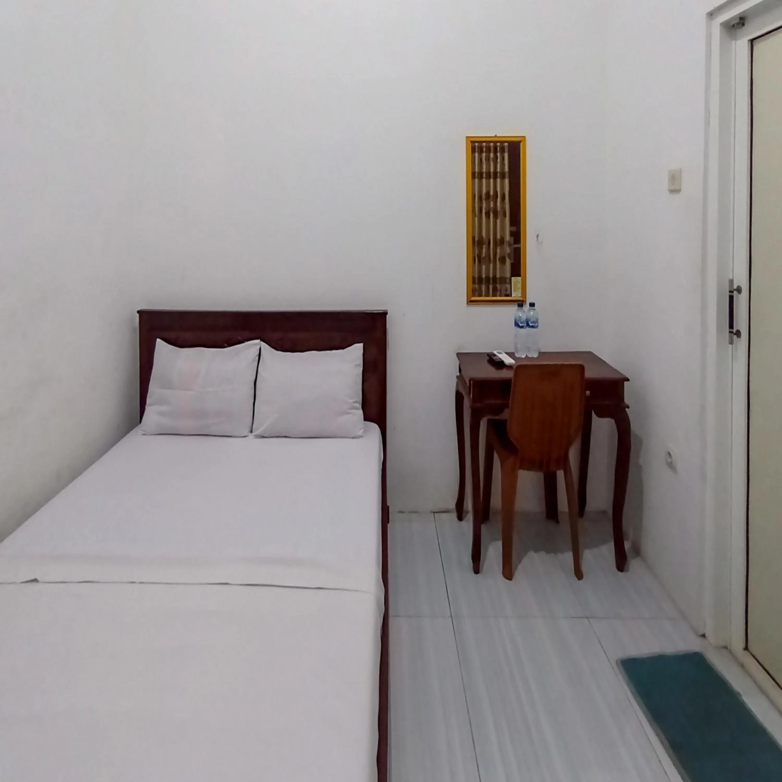 Bedroom, Bed in Hotel Grand New Si Jago Mitra RedDoorz