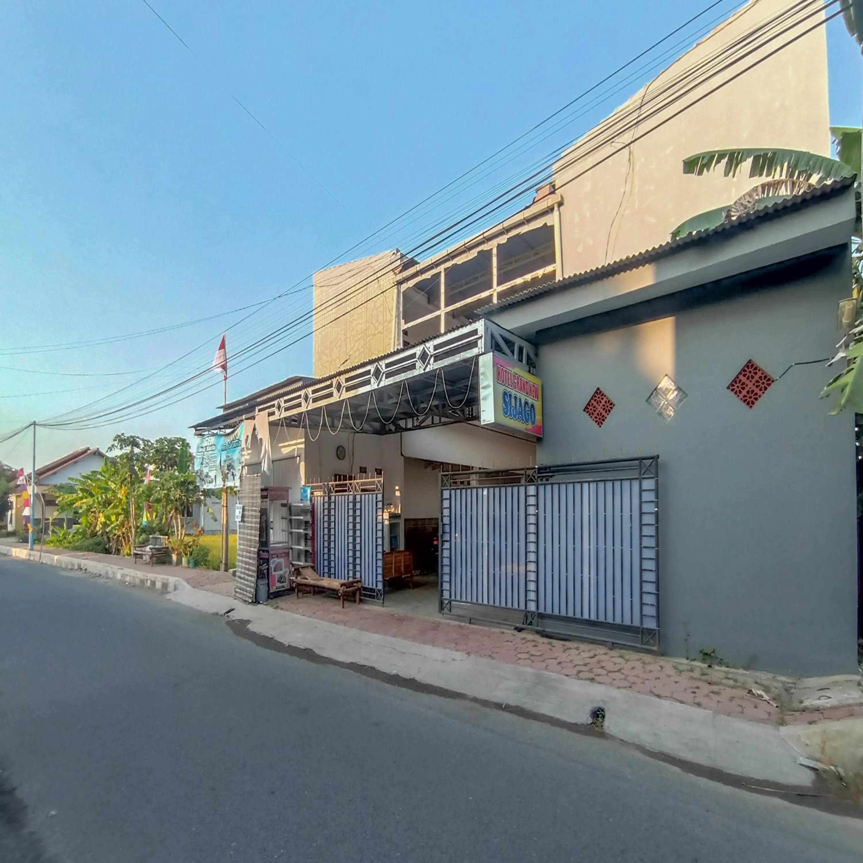 Facade/entrance in Hotel Grand New Si Jago Mitra RedDoorz