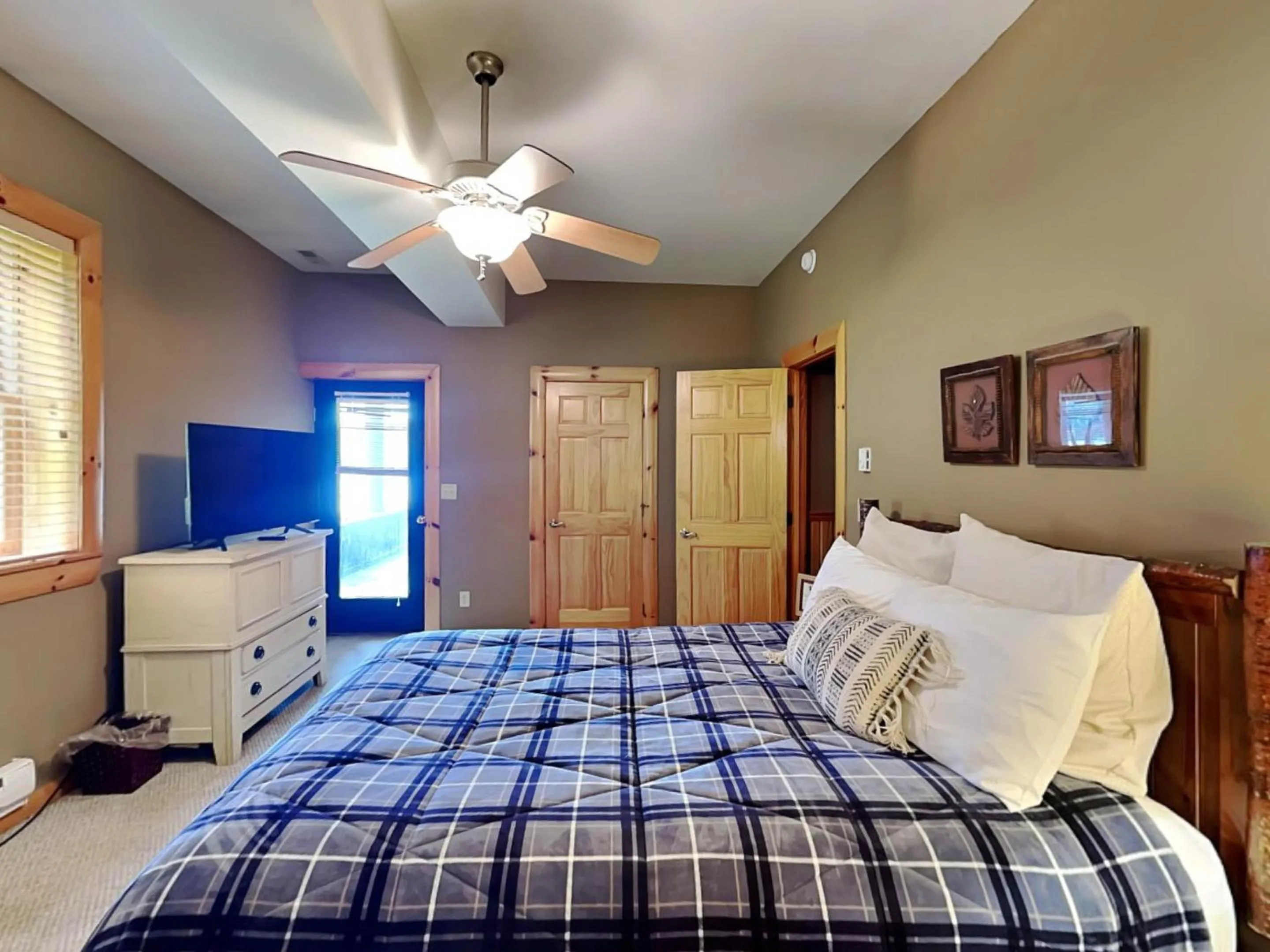 Bed in Bear Hollow Lodge