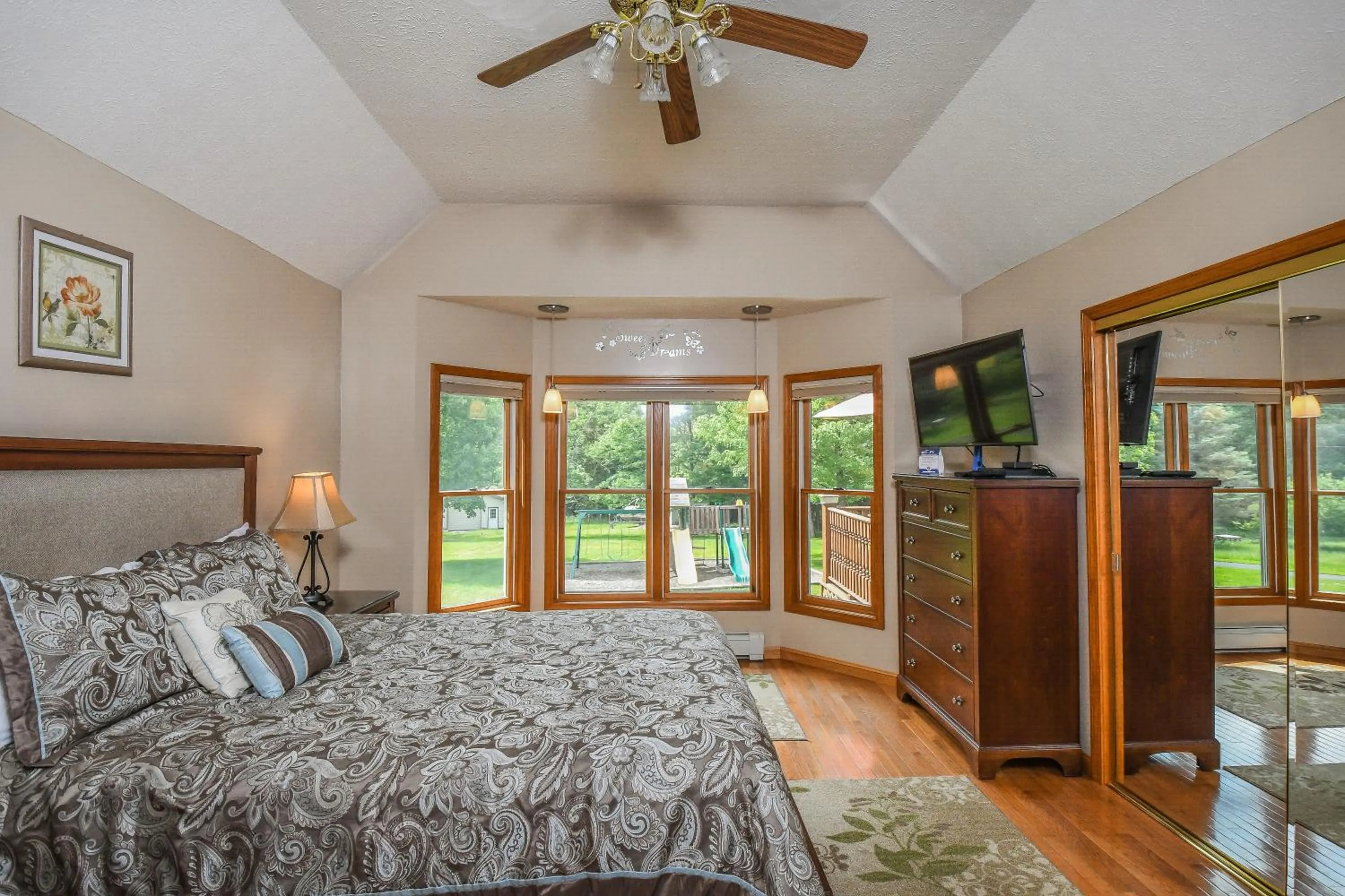 Property building, Bed in Beautiful Adventure