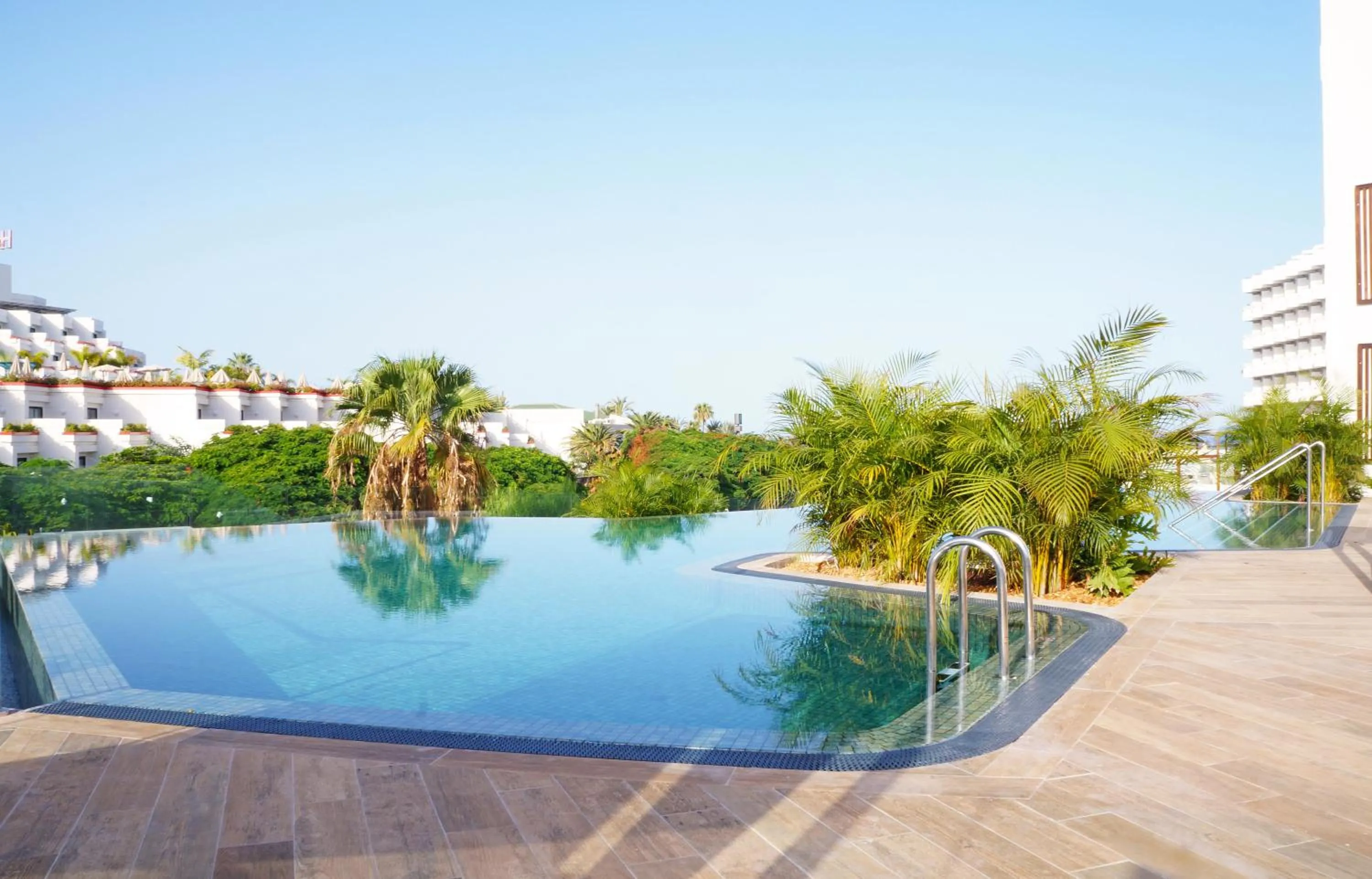 Swimming pool in Alexandre Troya