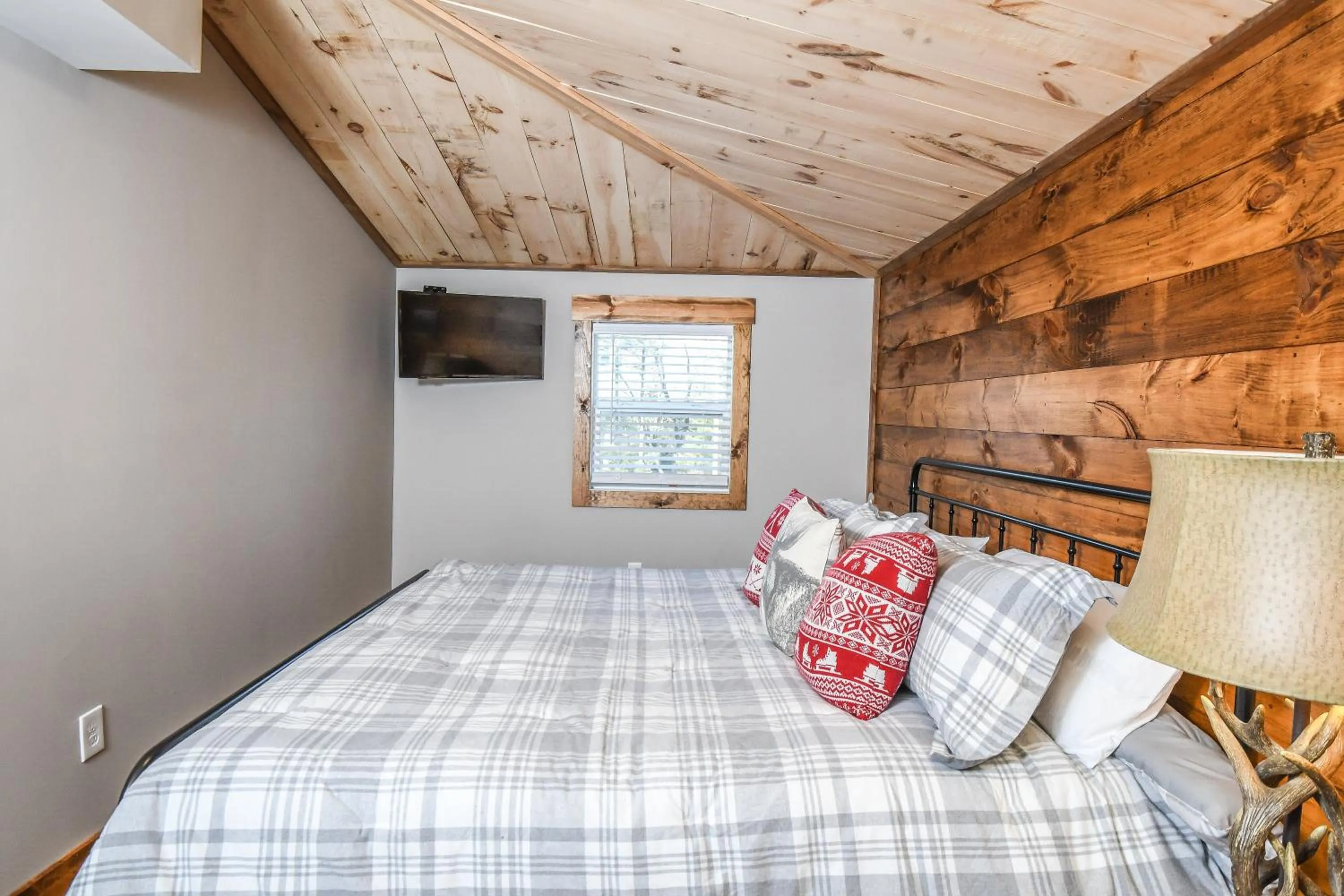 Property building, Bed in Kare Bear Cabin