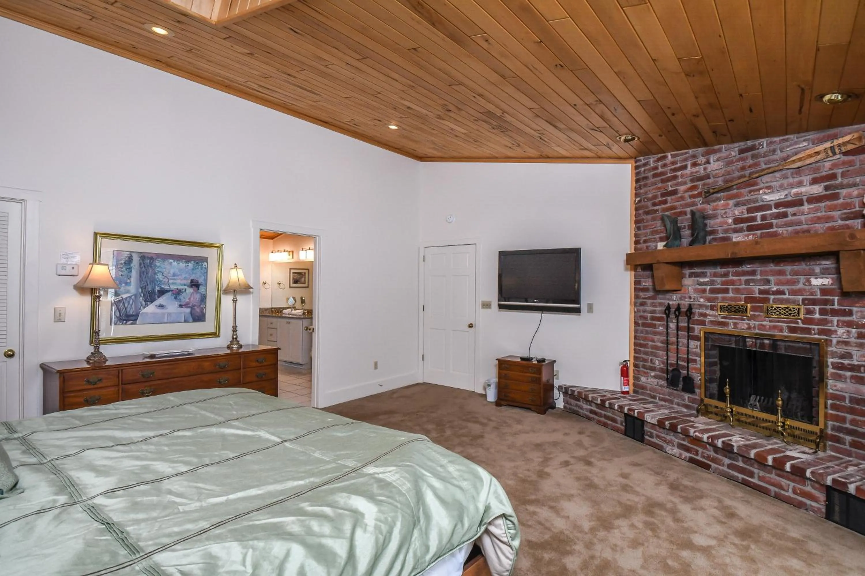 Bed in Shelby-on-the-Lake