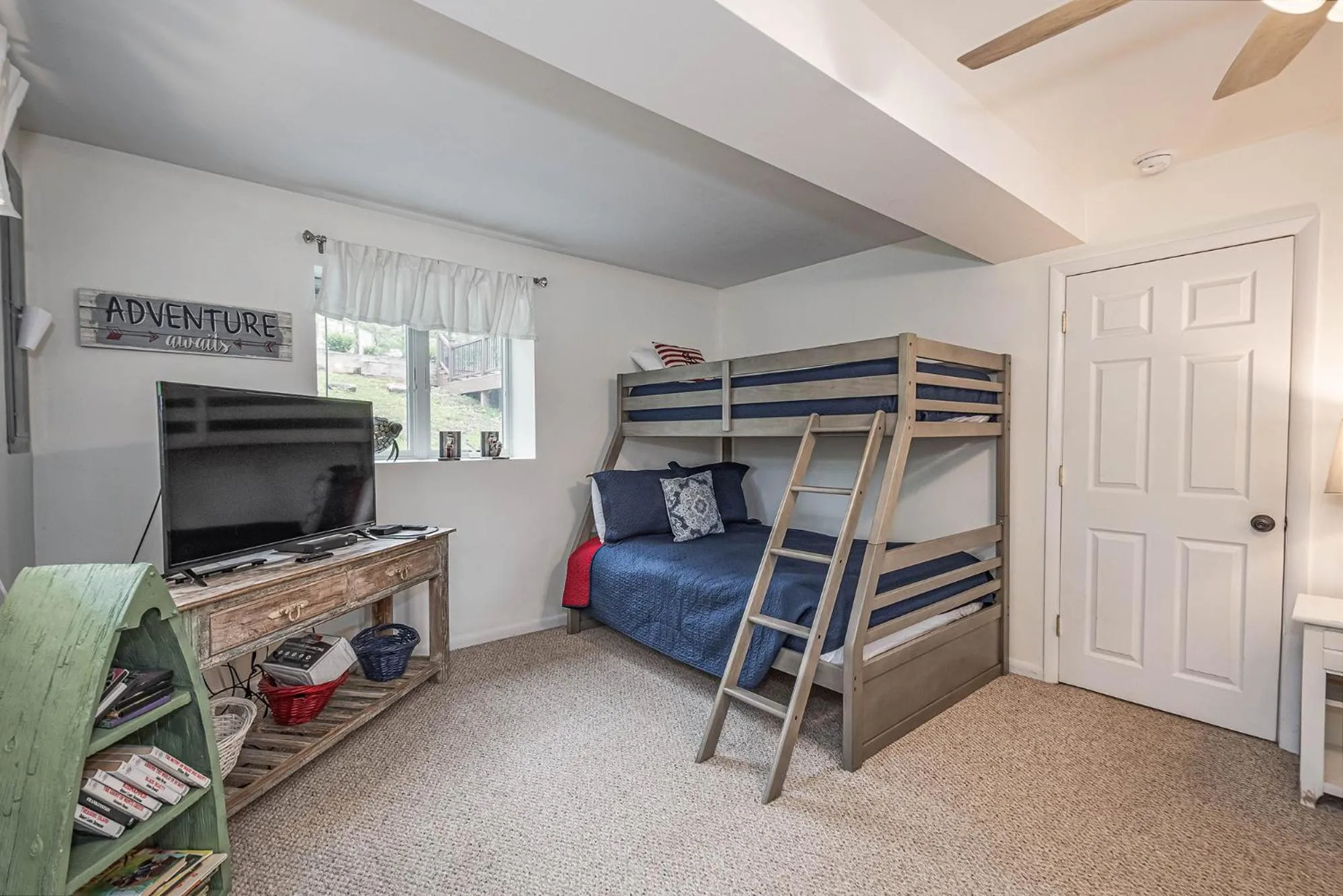 Bed in Lakeside Dreamin