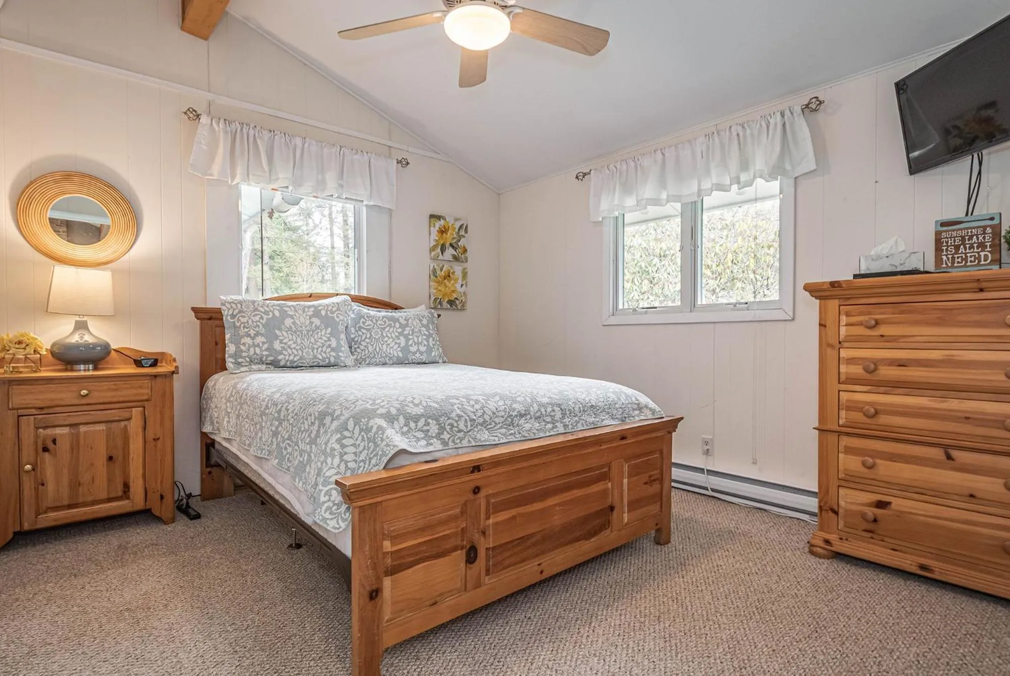 Bed in Lakeside Dreamin