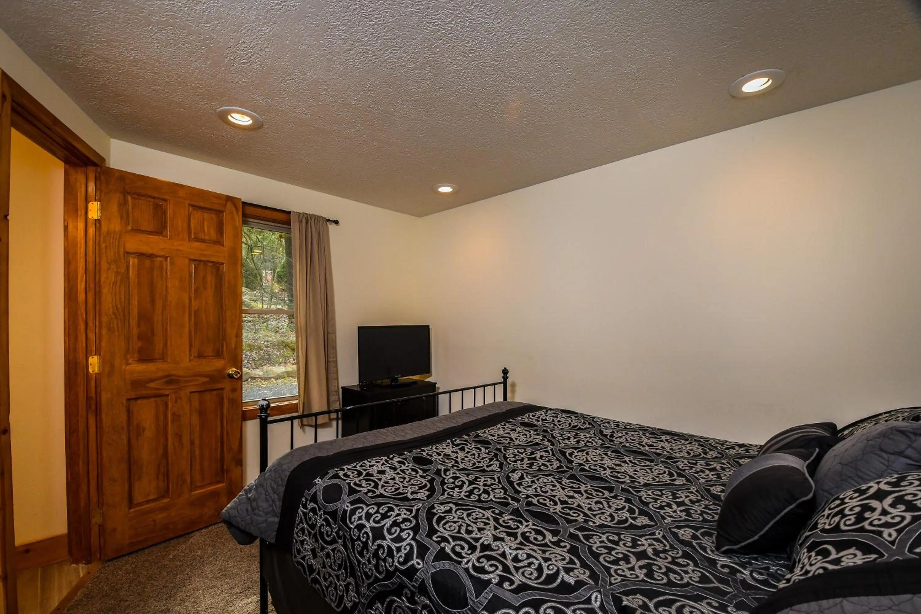 Property building, Bed in Happy Trails