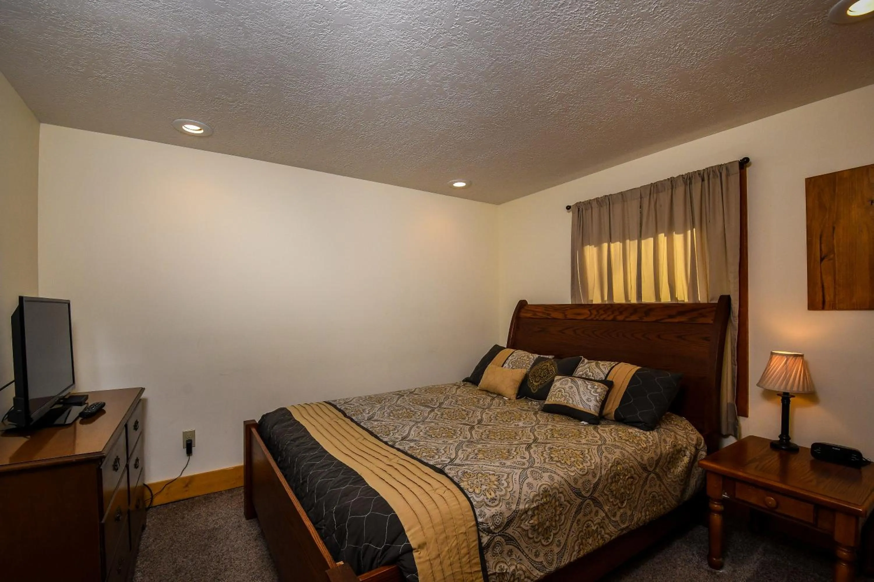 Property building, Bed in Happy Trails