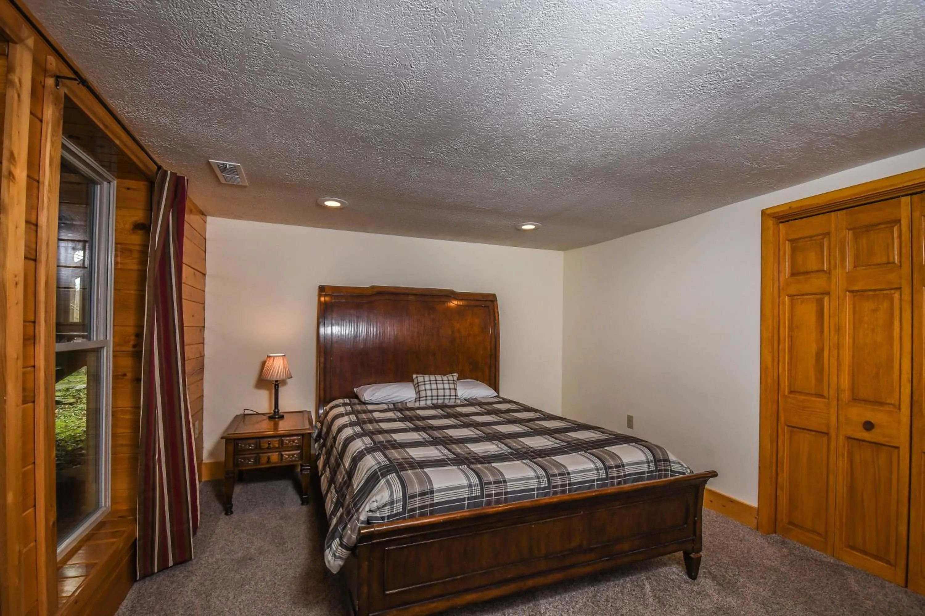 Property building, Bed in Happy Trails