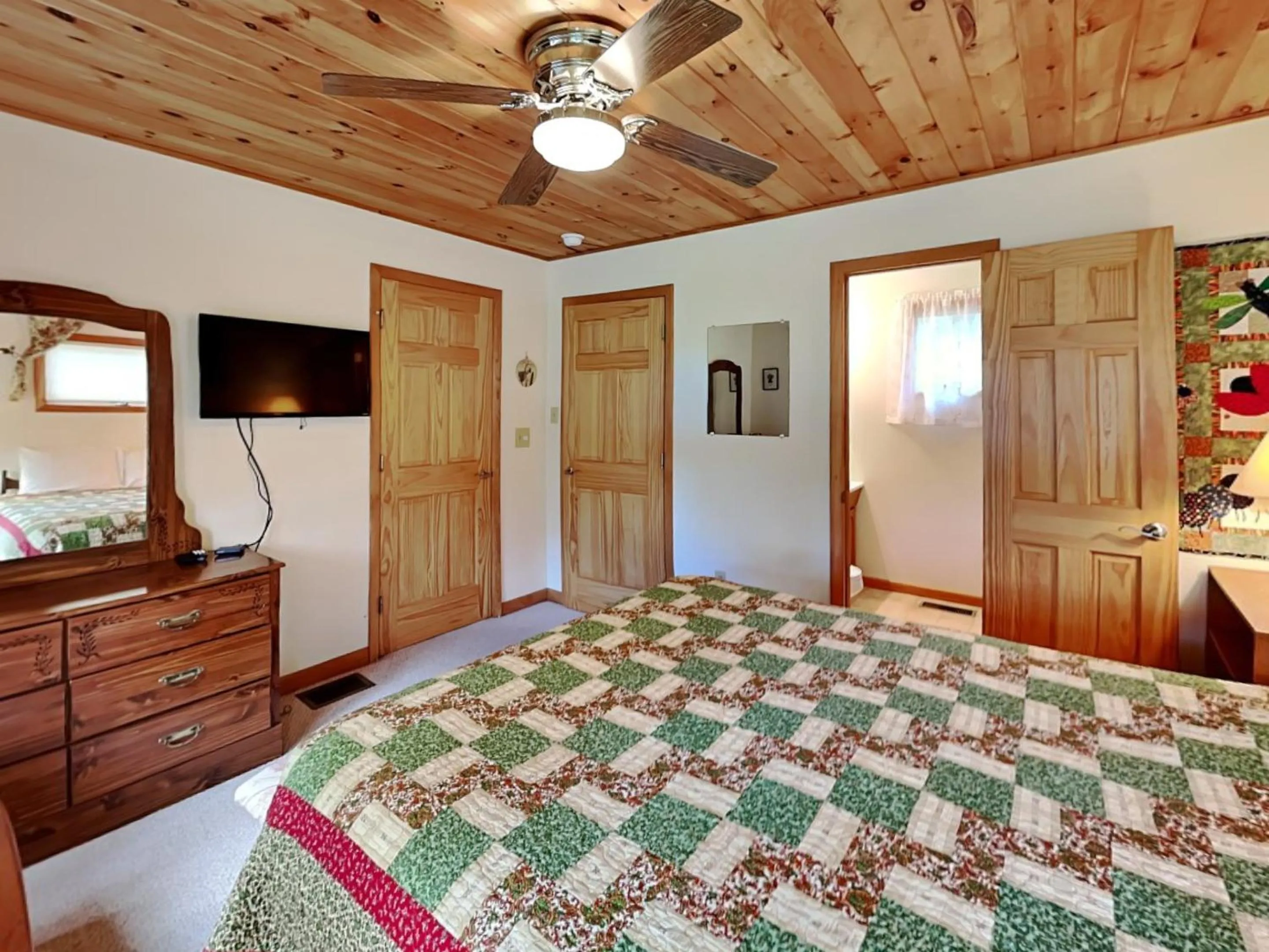 Bed in Lakeview Cottage