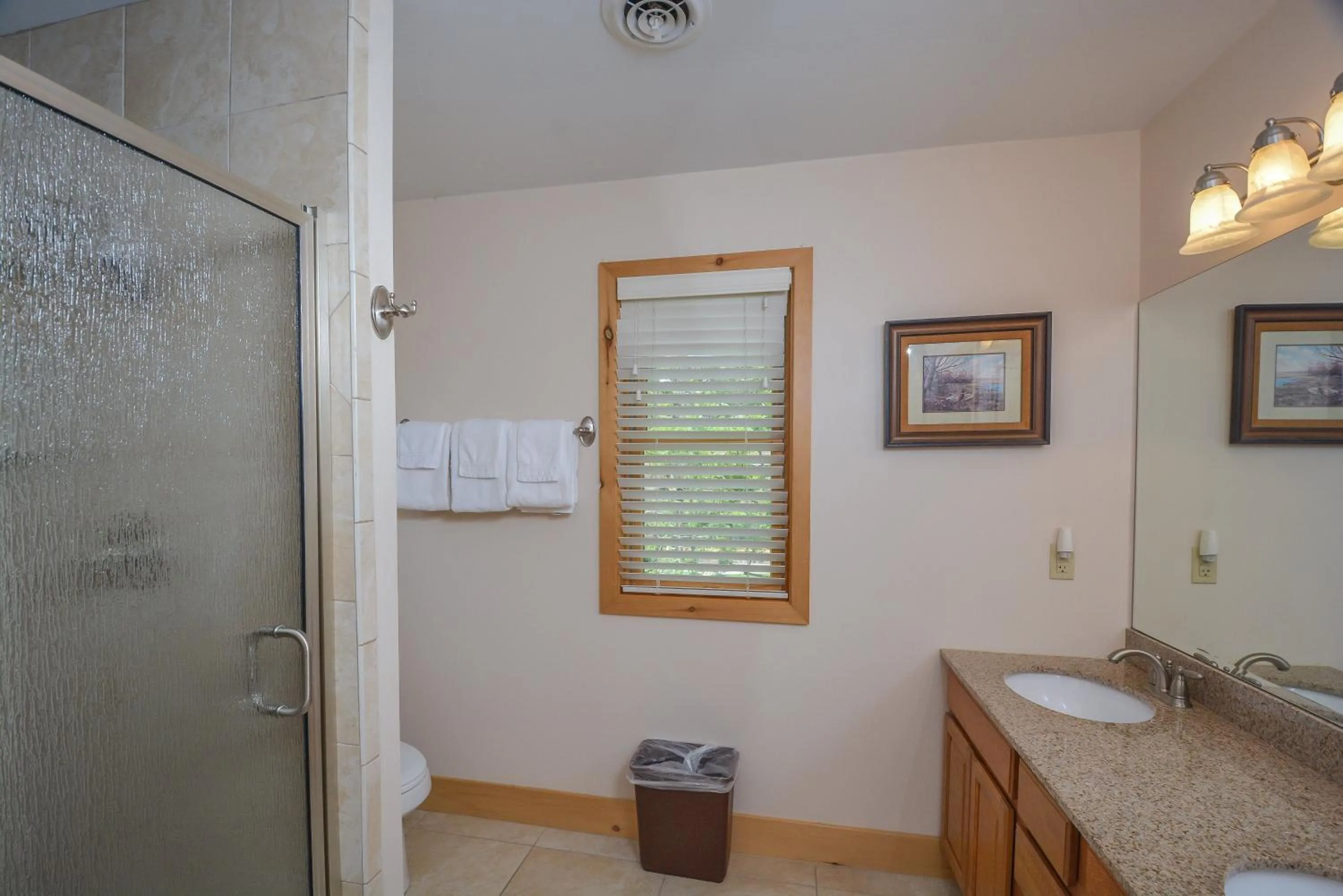 Property building in Lakeview Cottage