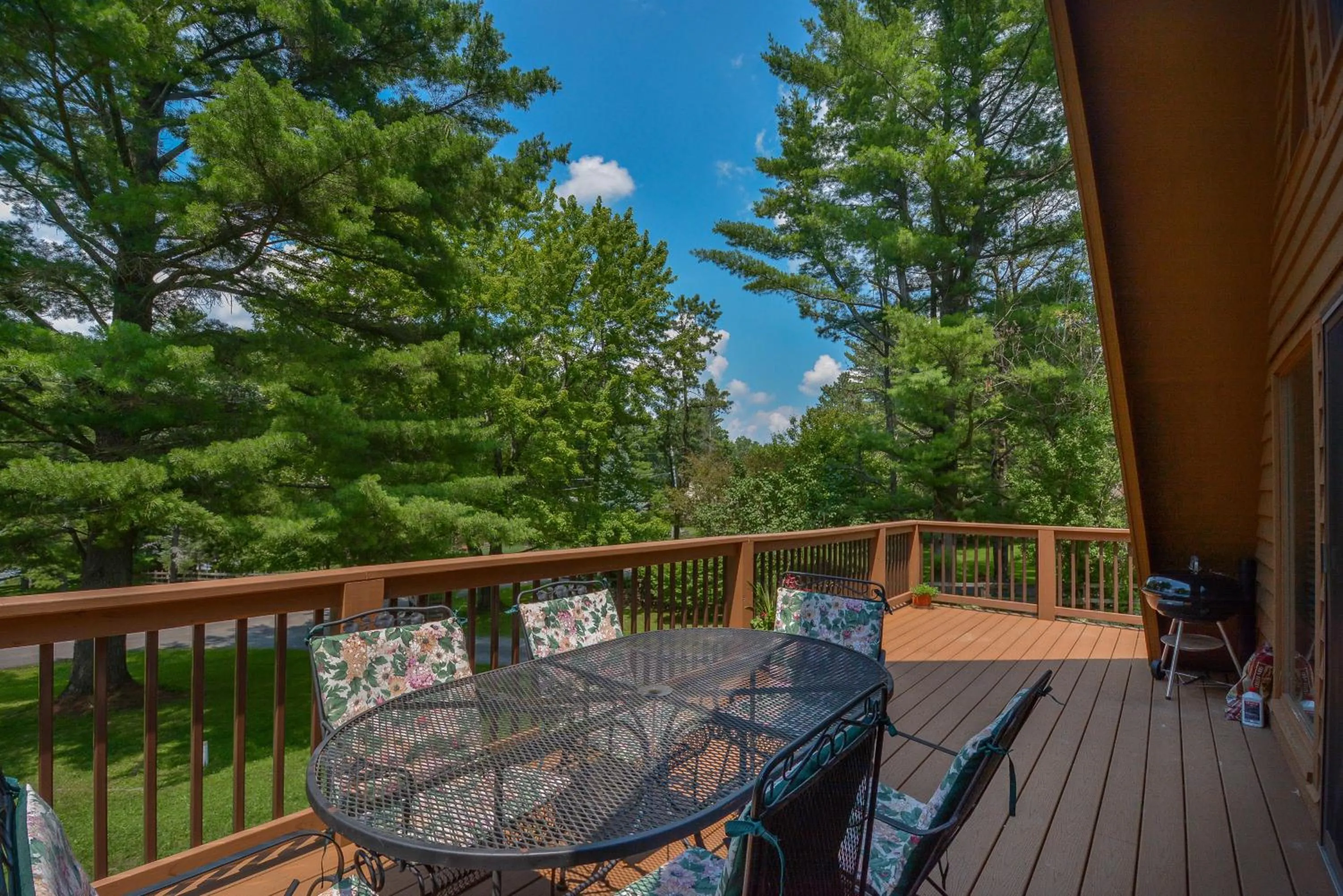Property building in Lakeview Cottage