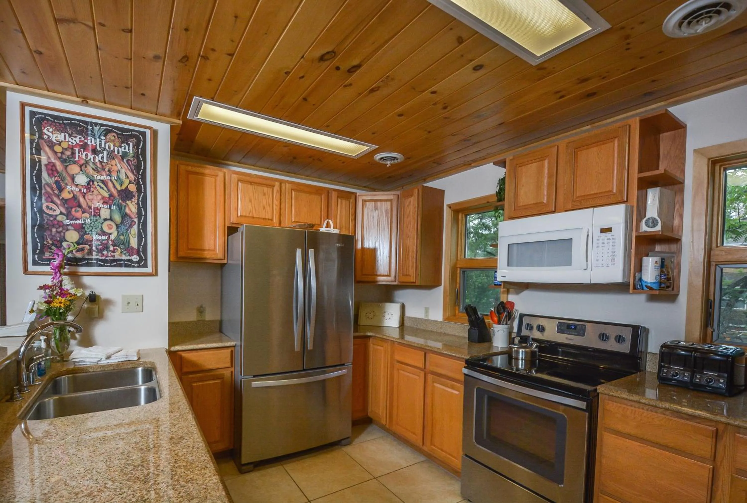 Property building in Lakeview Cottage