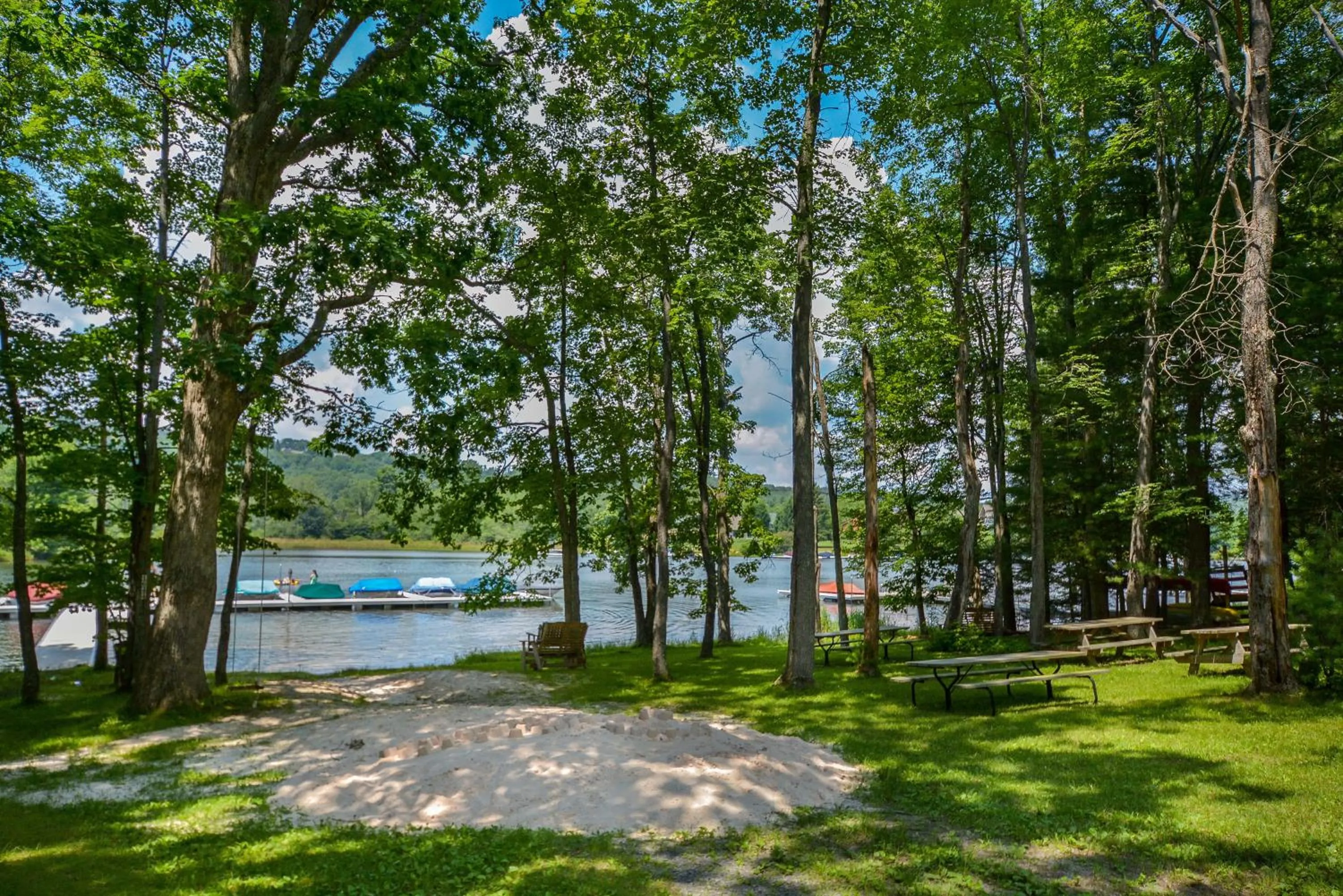 Property building in Lakeview Cottage