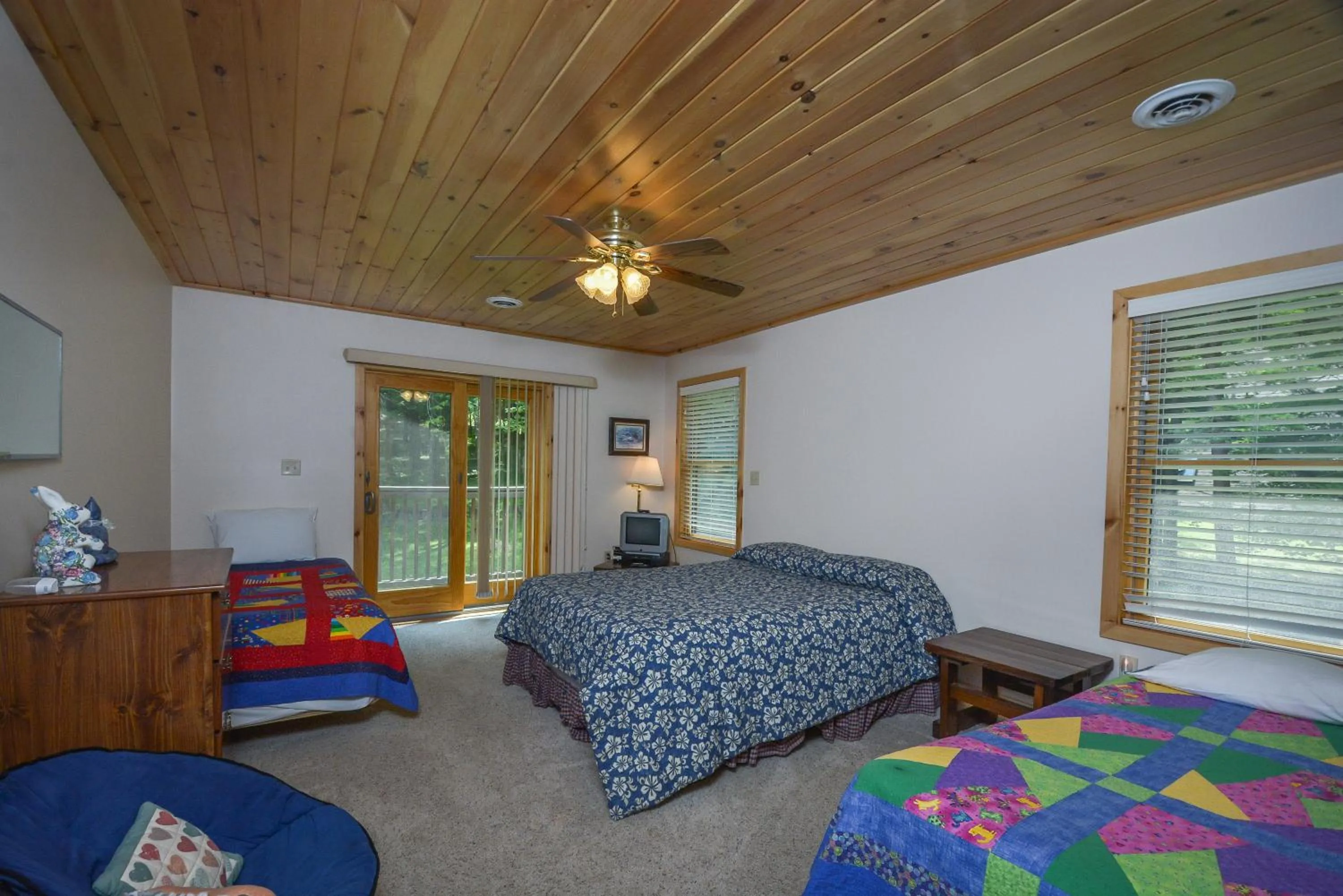 Property building, Bed in Lakeview Cottage