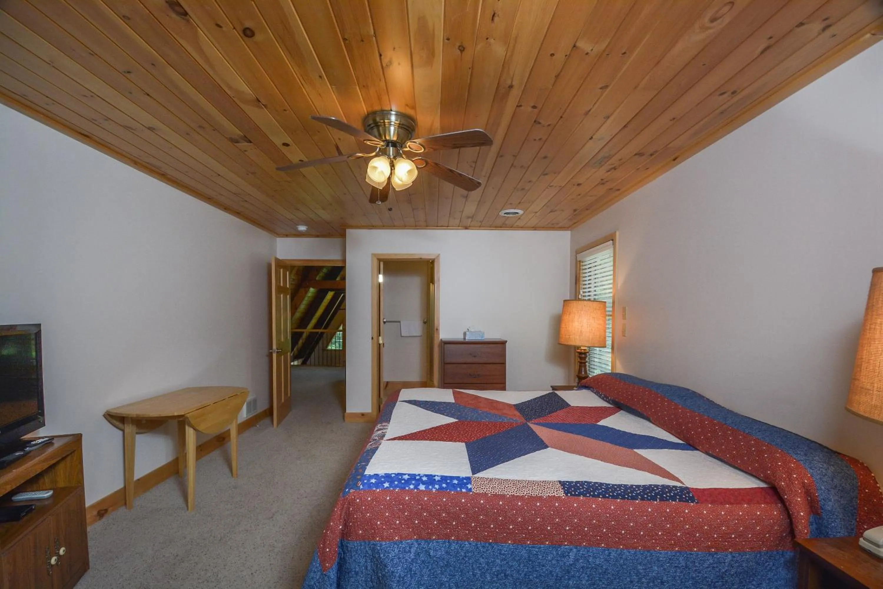 Property building, Bed in Lakeview Cottage