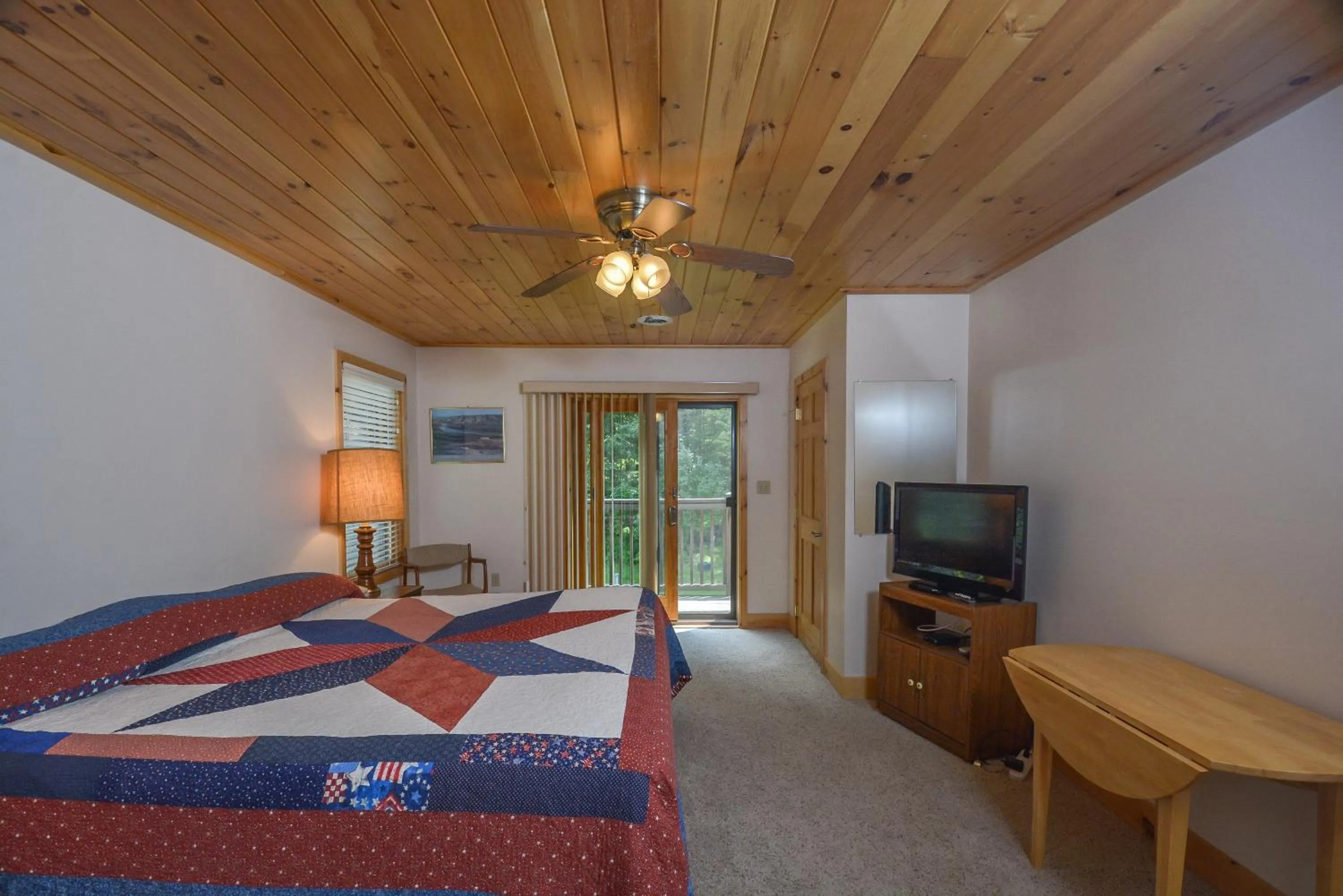 Property building, Bed in Lakeview Cottage