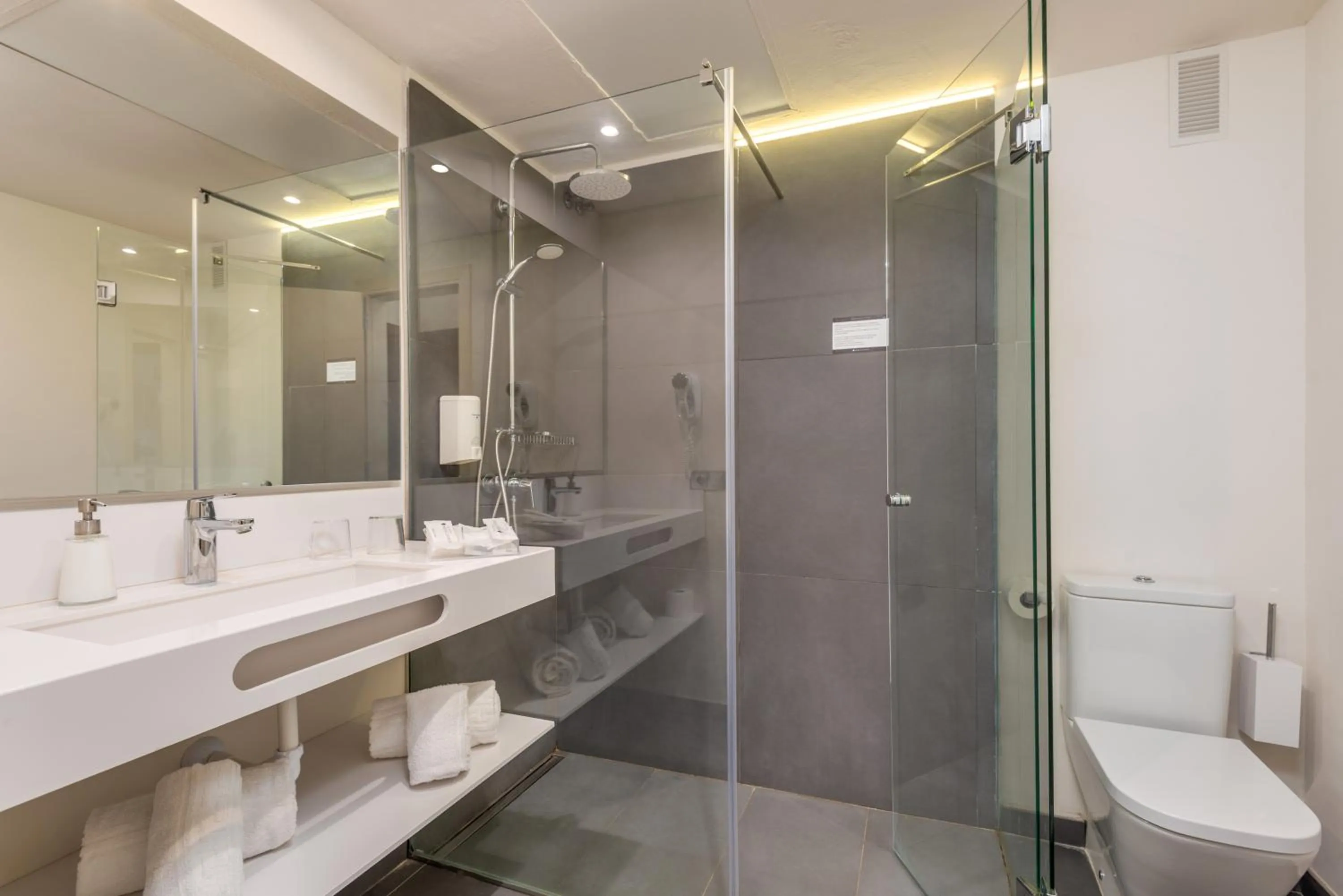 Bathroom in Hotel Patricia Menorca