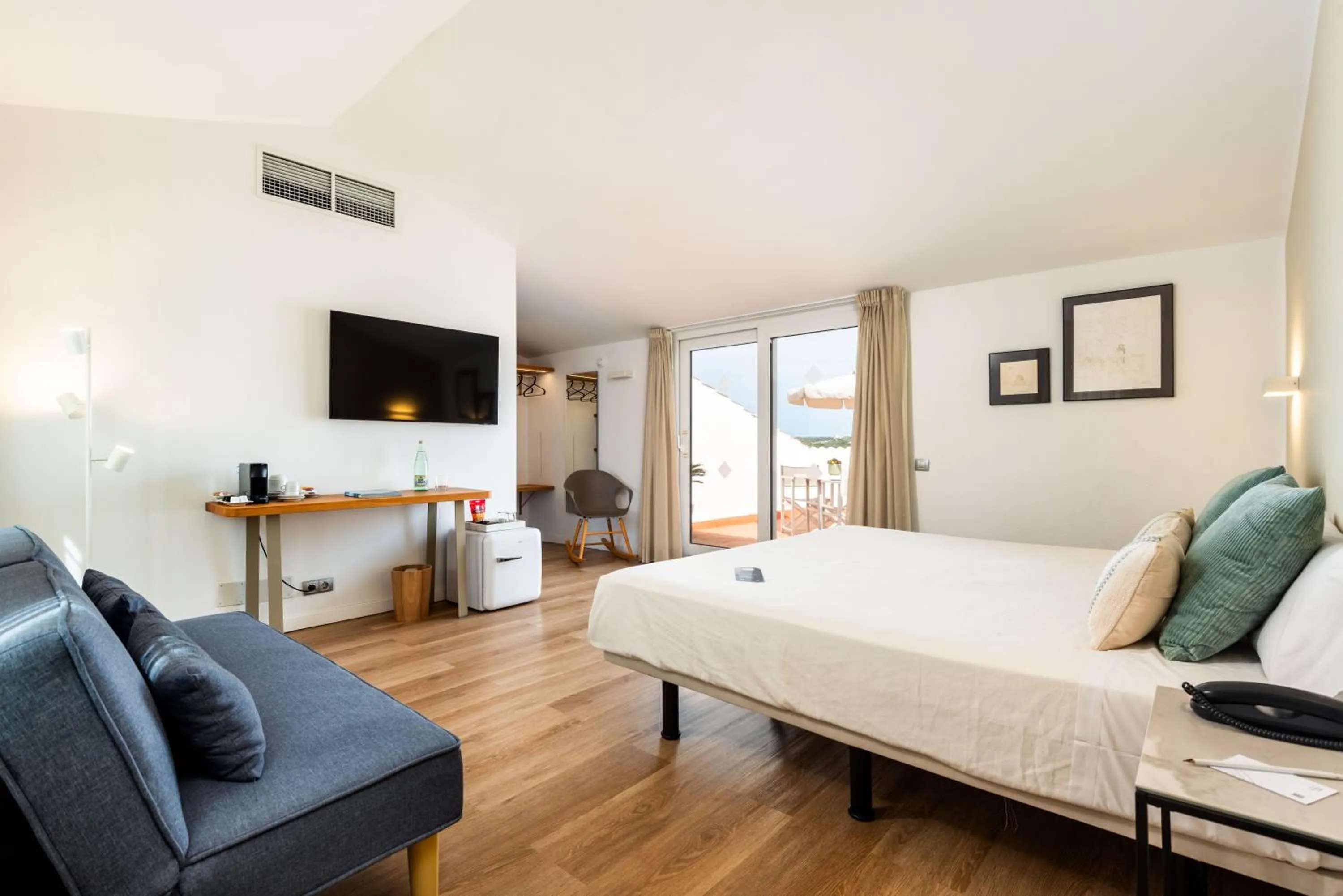 Photo of the whole room, Bed in Hotel Patricia Menorca