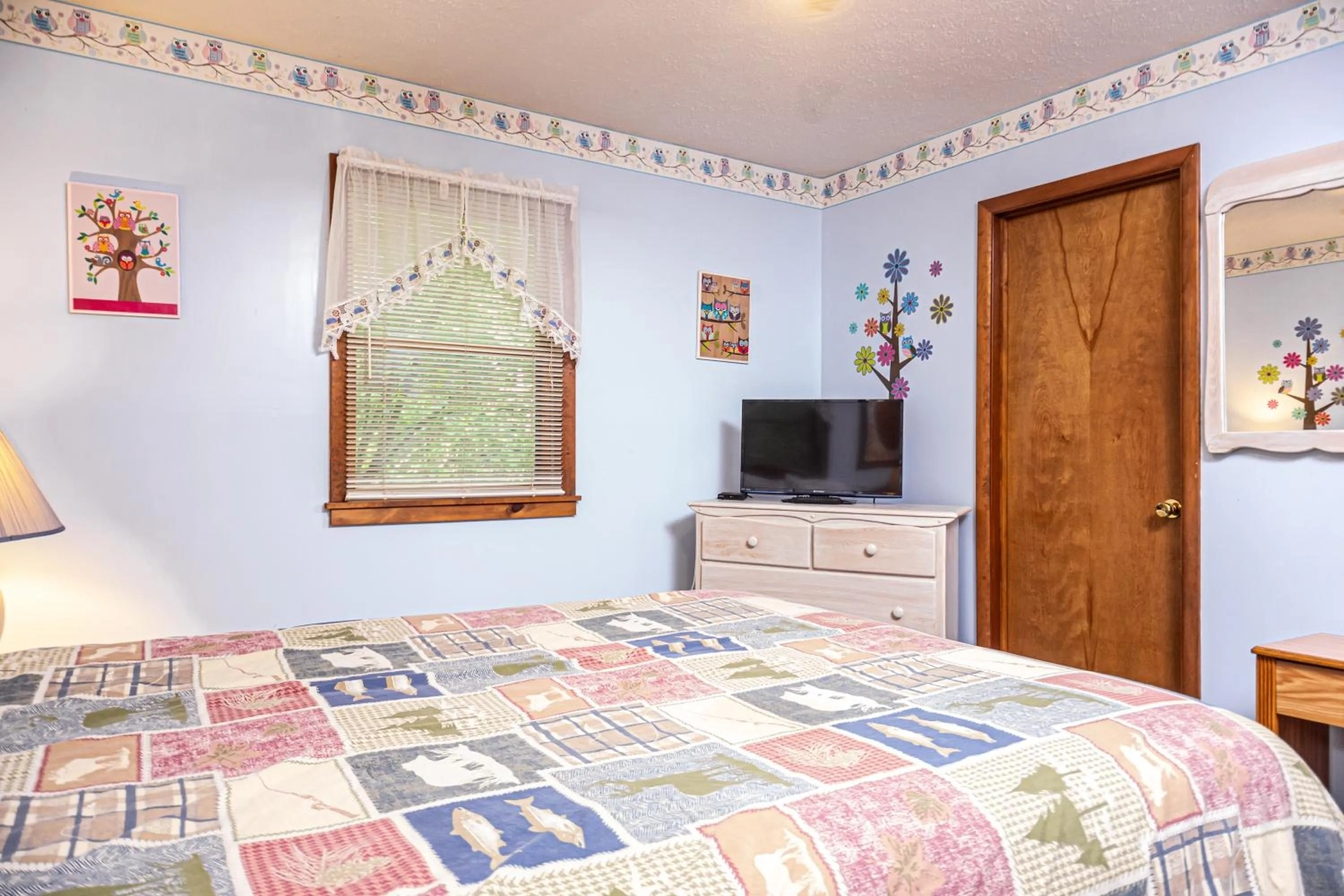 Property building, Bed in Home Sweet Cabin