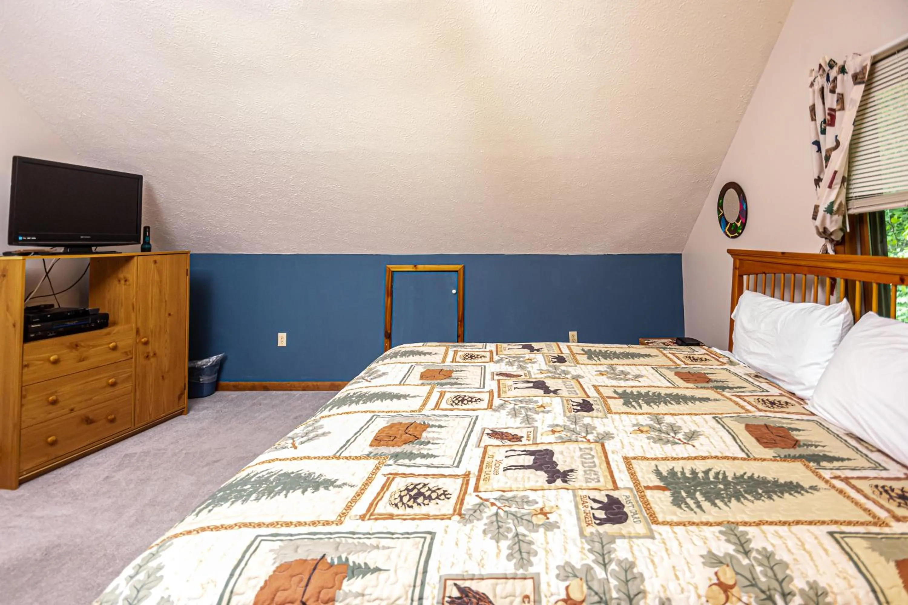 Property building, Bed in Home Sweet Cabin