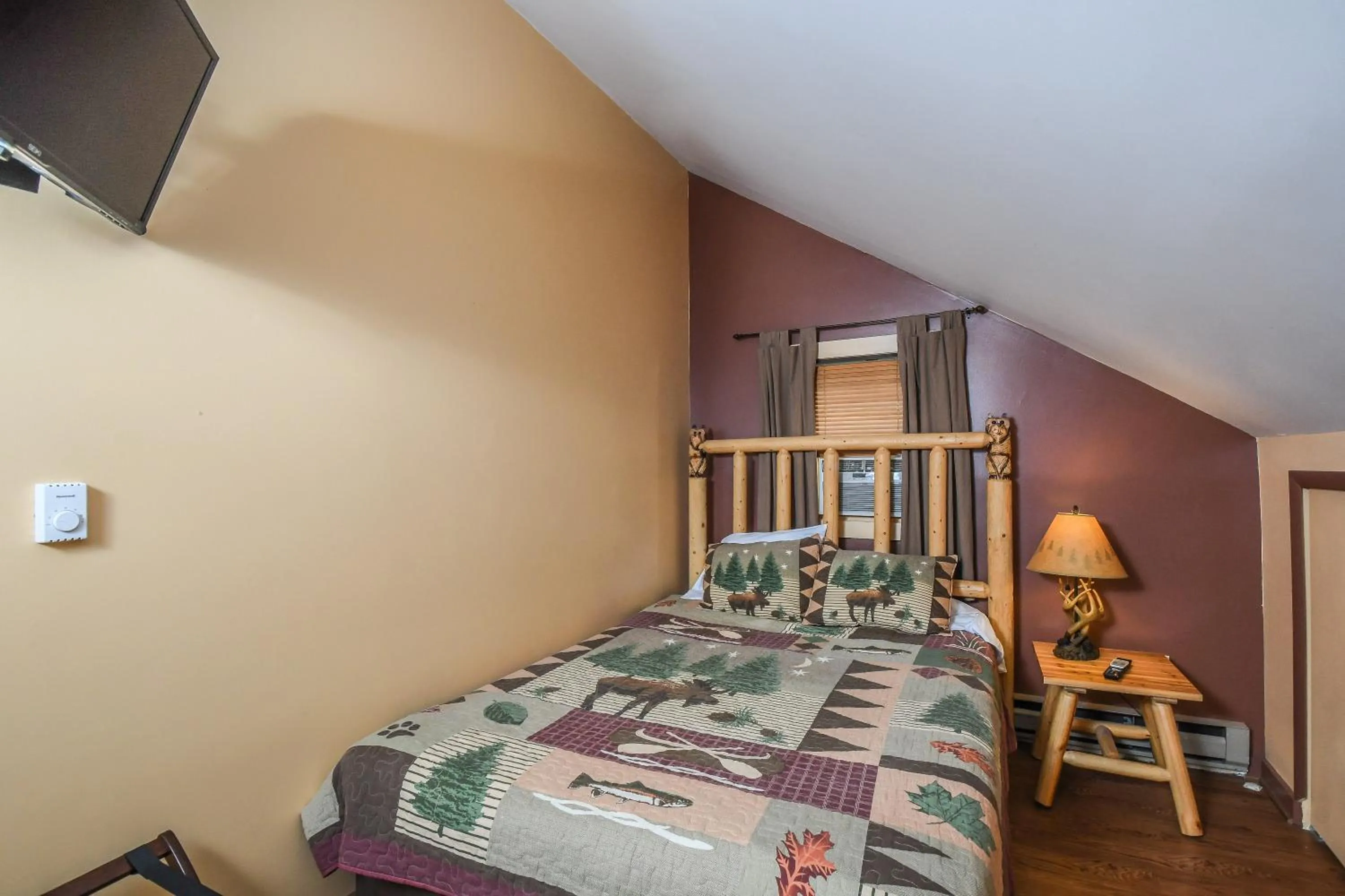 Property building, Bed in Hartwood Village 13