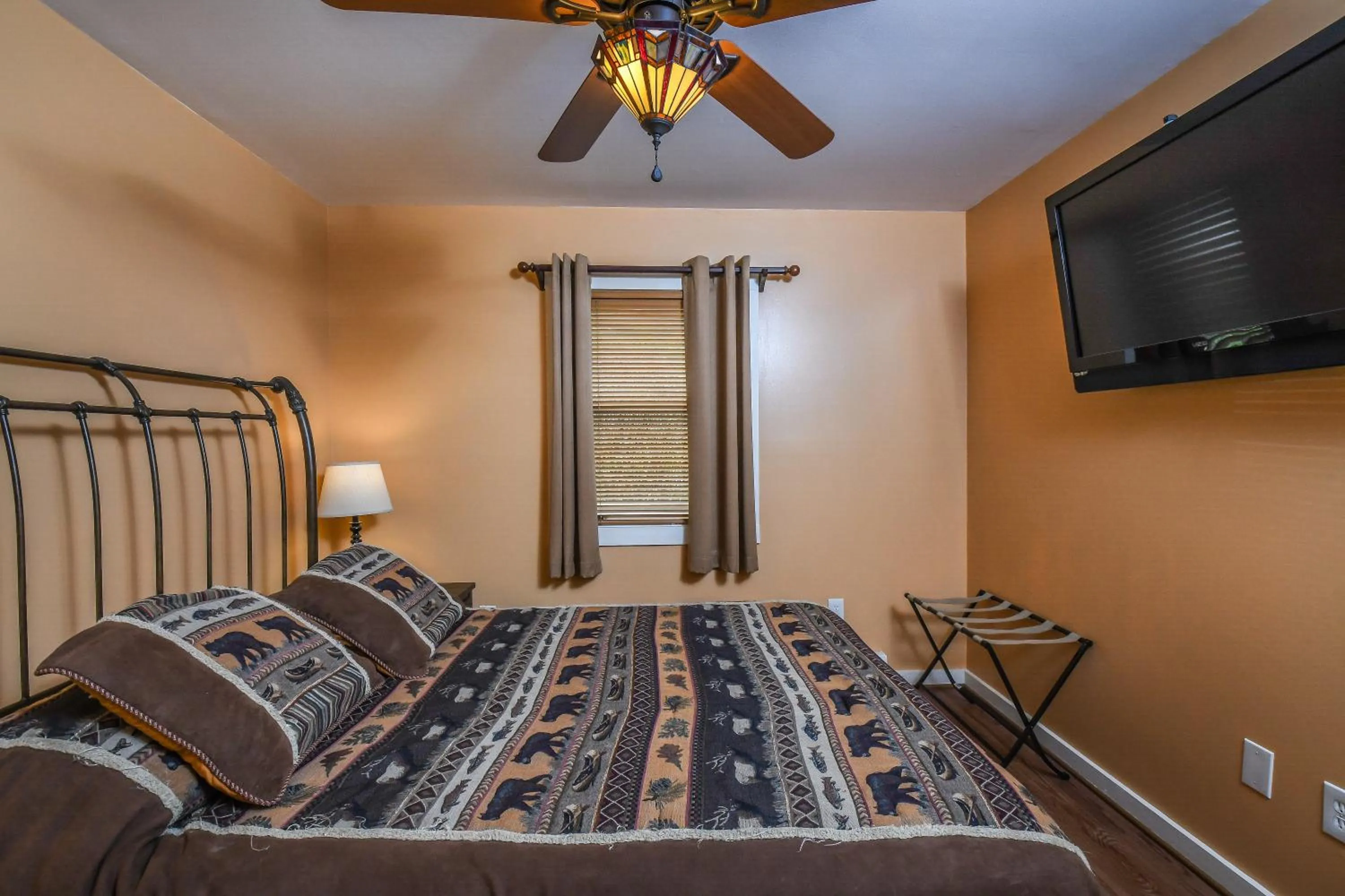 Property building, Bed in Hartwood Village 13