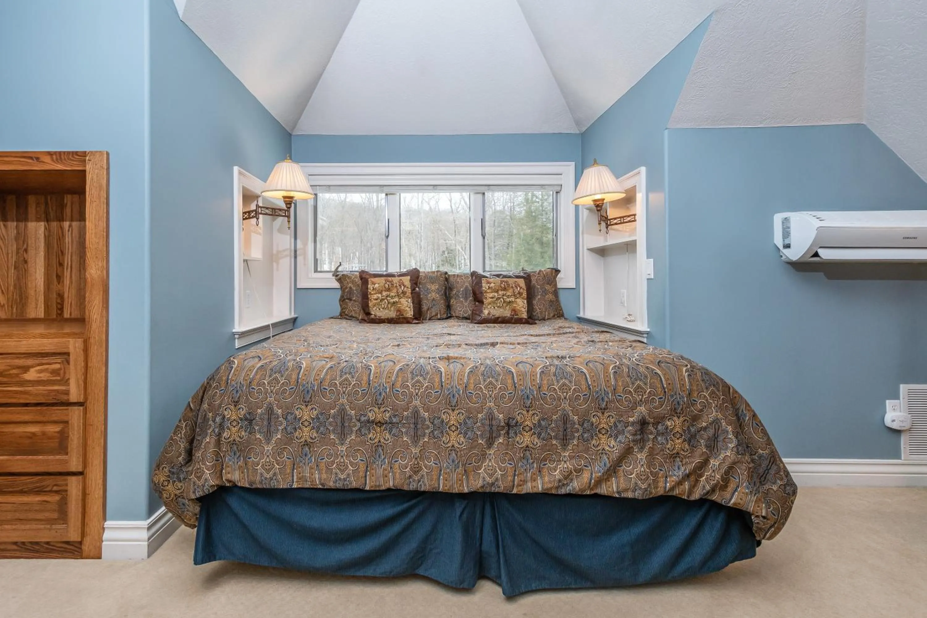 Property building, Bed in Champagne Taste