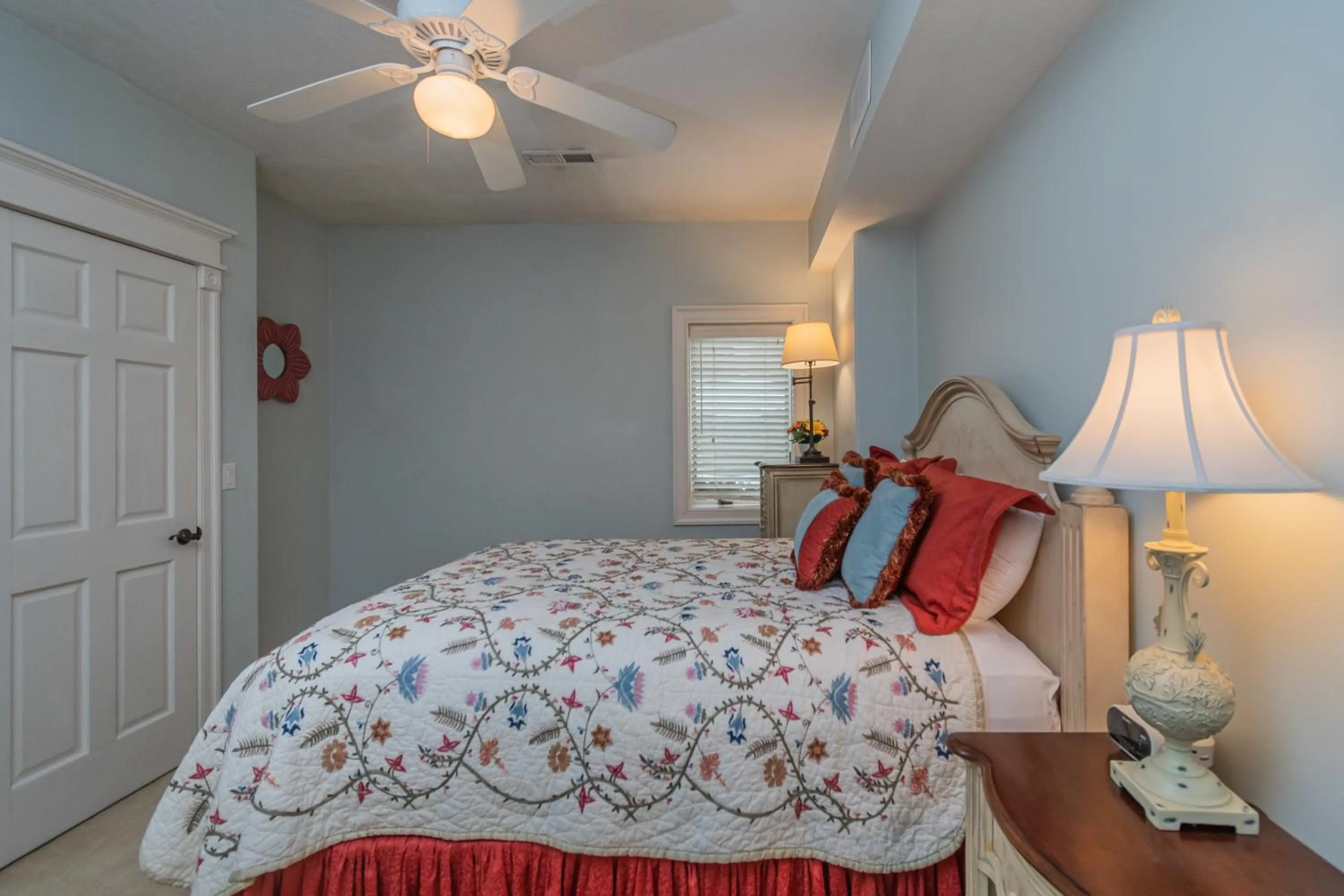 Property building, Bed in Champagne Taste