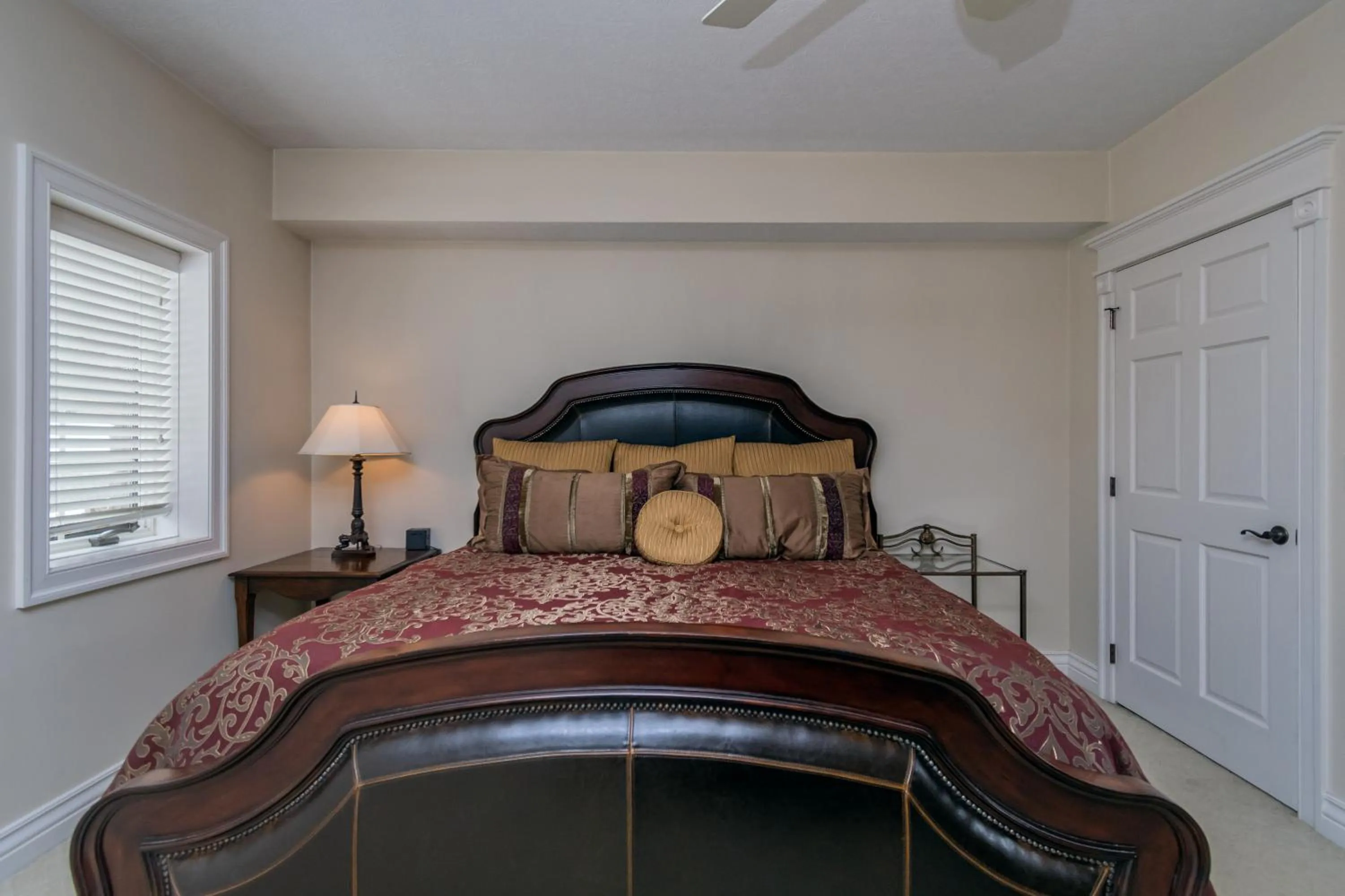 Property building, Bed in Champagne Taste