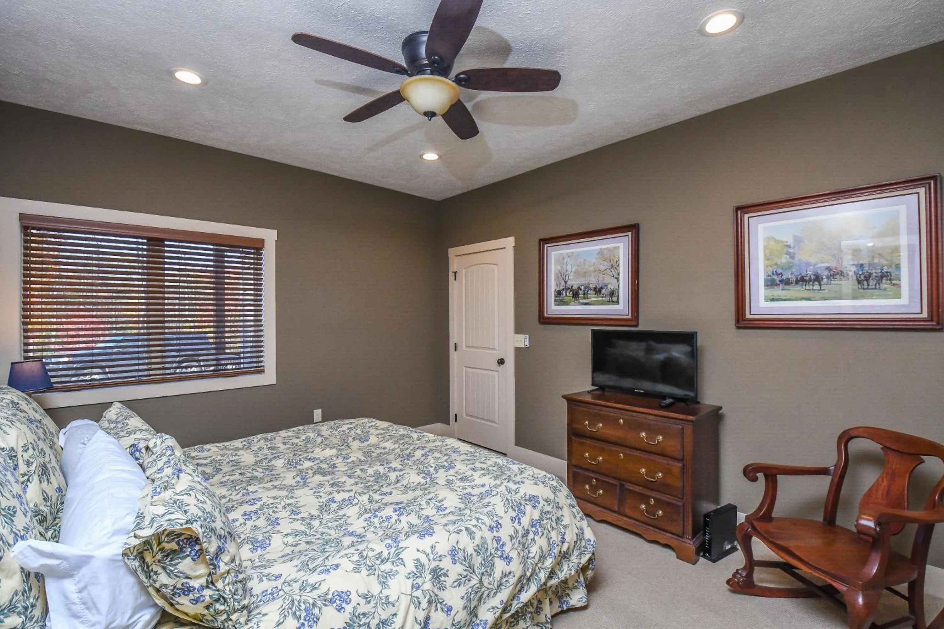 Property building, Bed in Valhalla on Mystic Creek