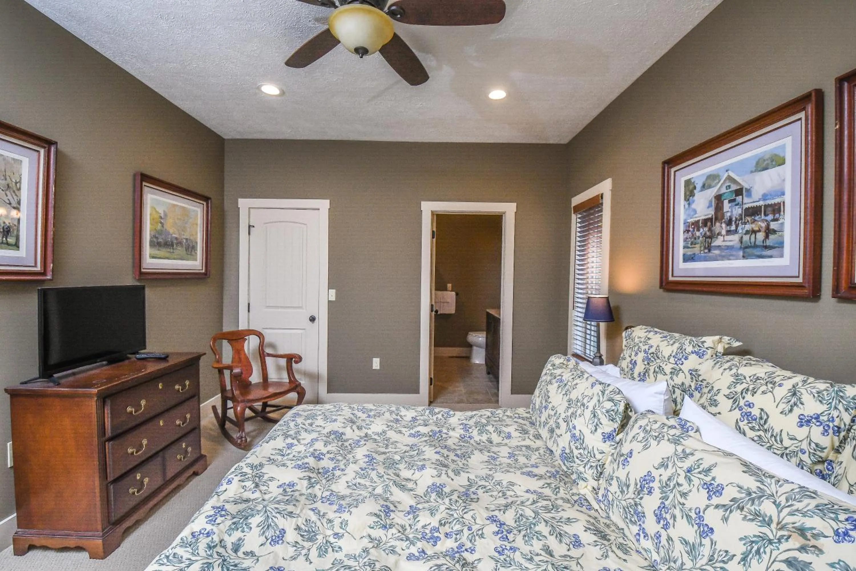 Property building, Bed in Valhalla on Mystic Creek