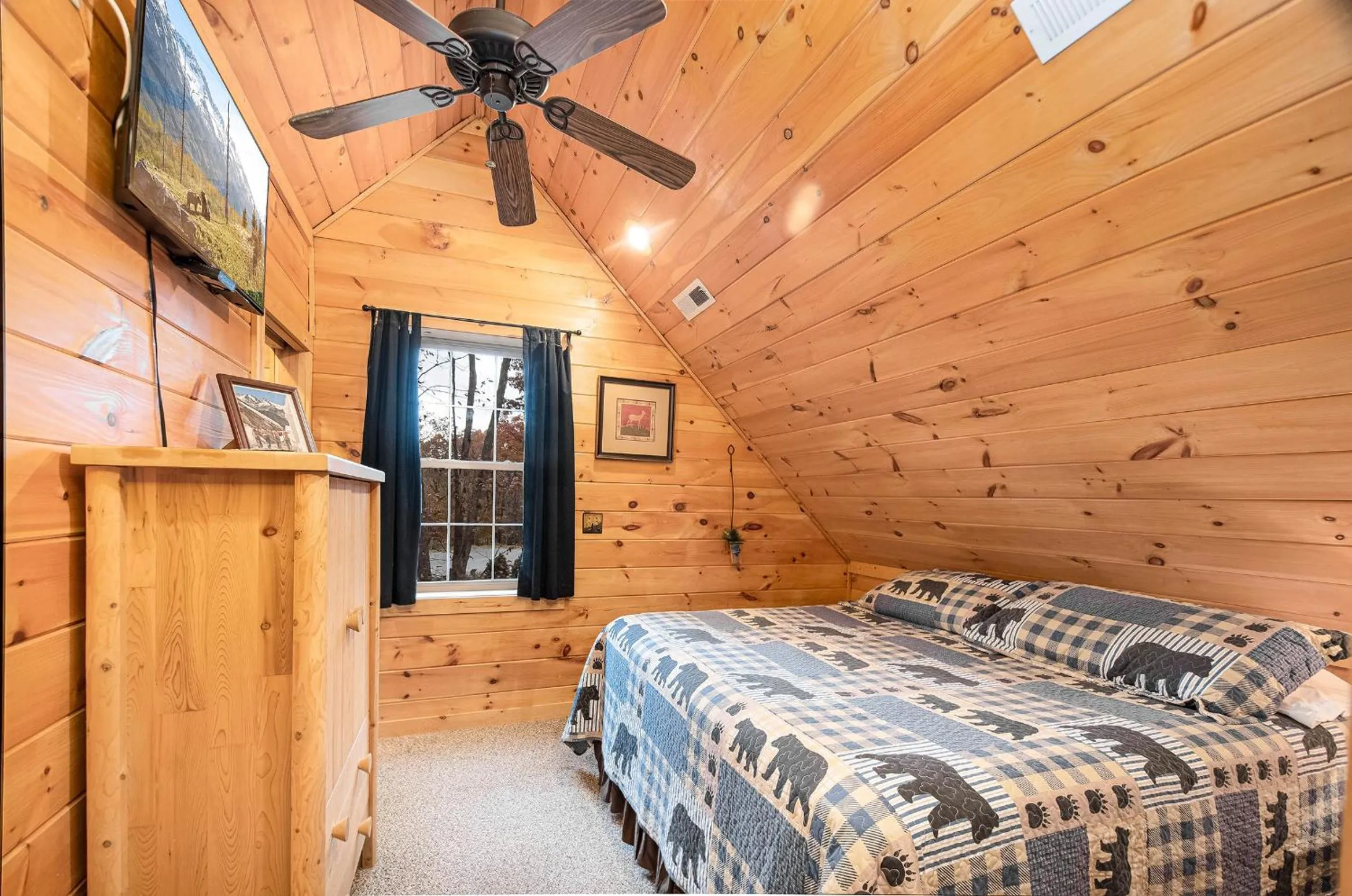 Property building, Bed in The Mountain Airy