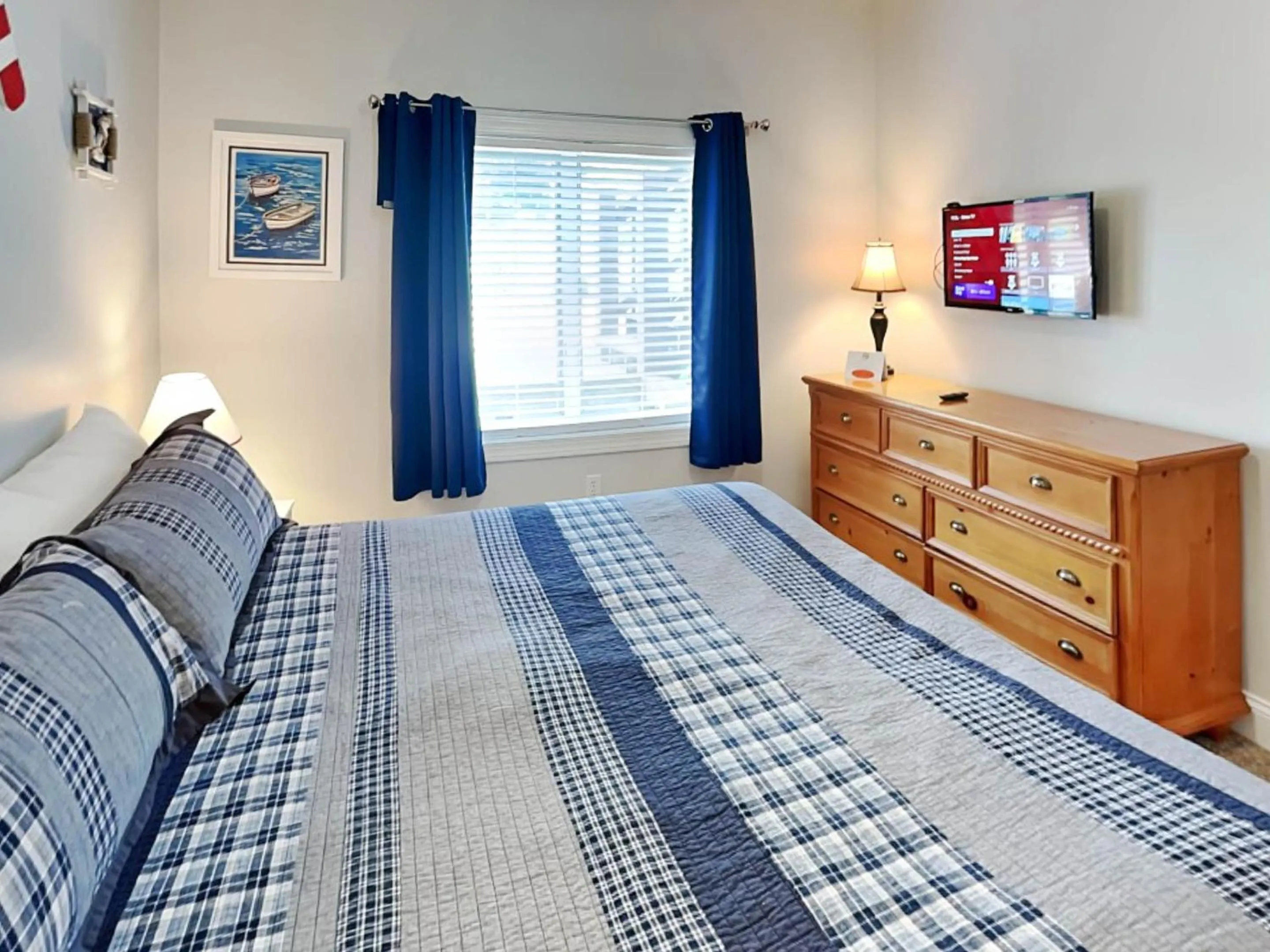 Property building, Bed in Its 5 OClock Somewhere