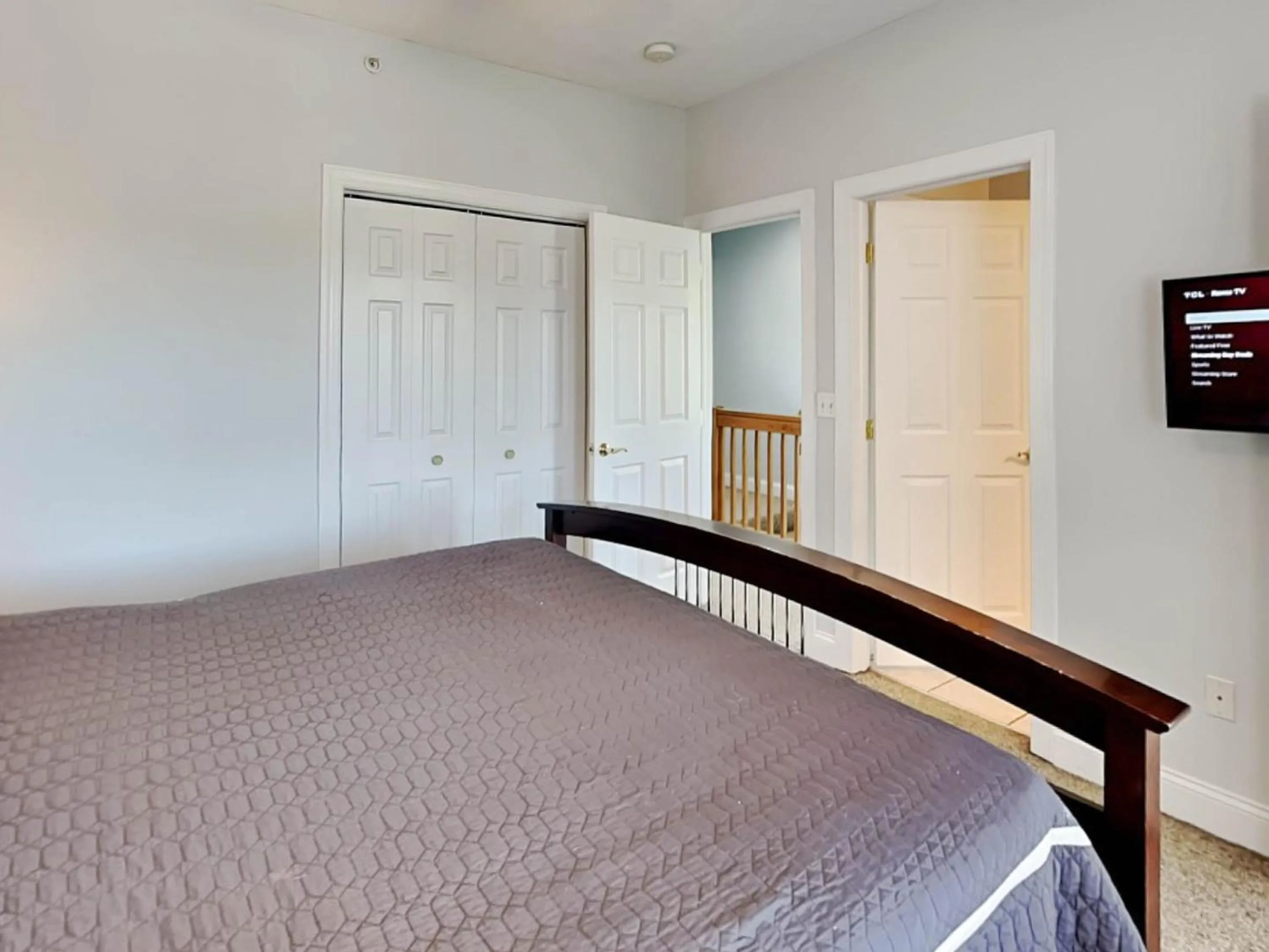 Property building, Bed in Its 5 OClock Somewhere