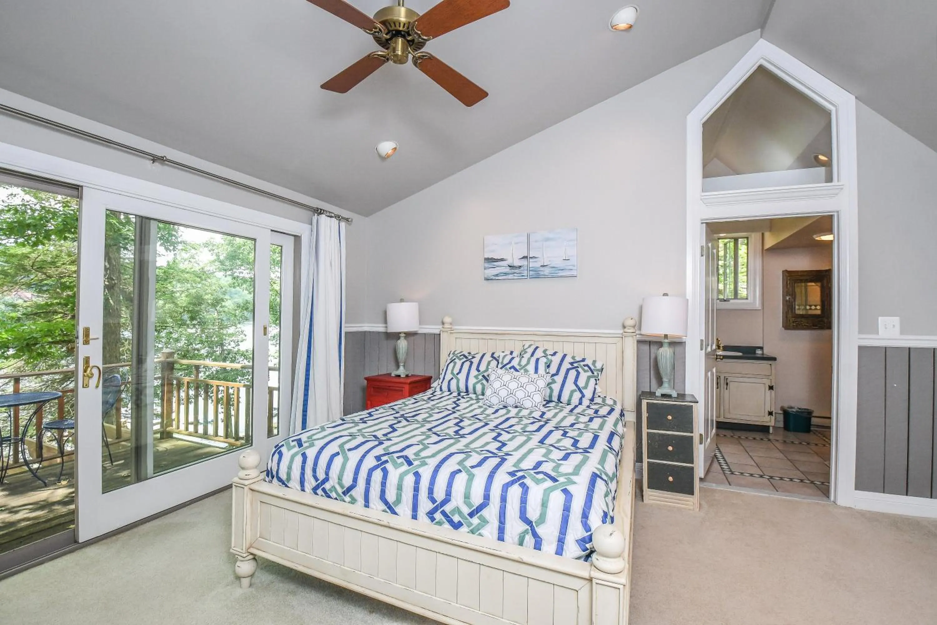 Property building, Bed in Bearfoot Lodge