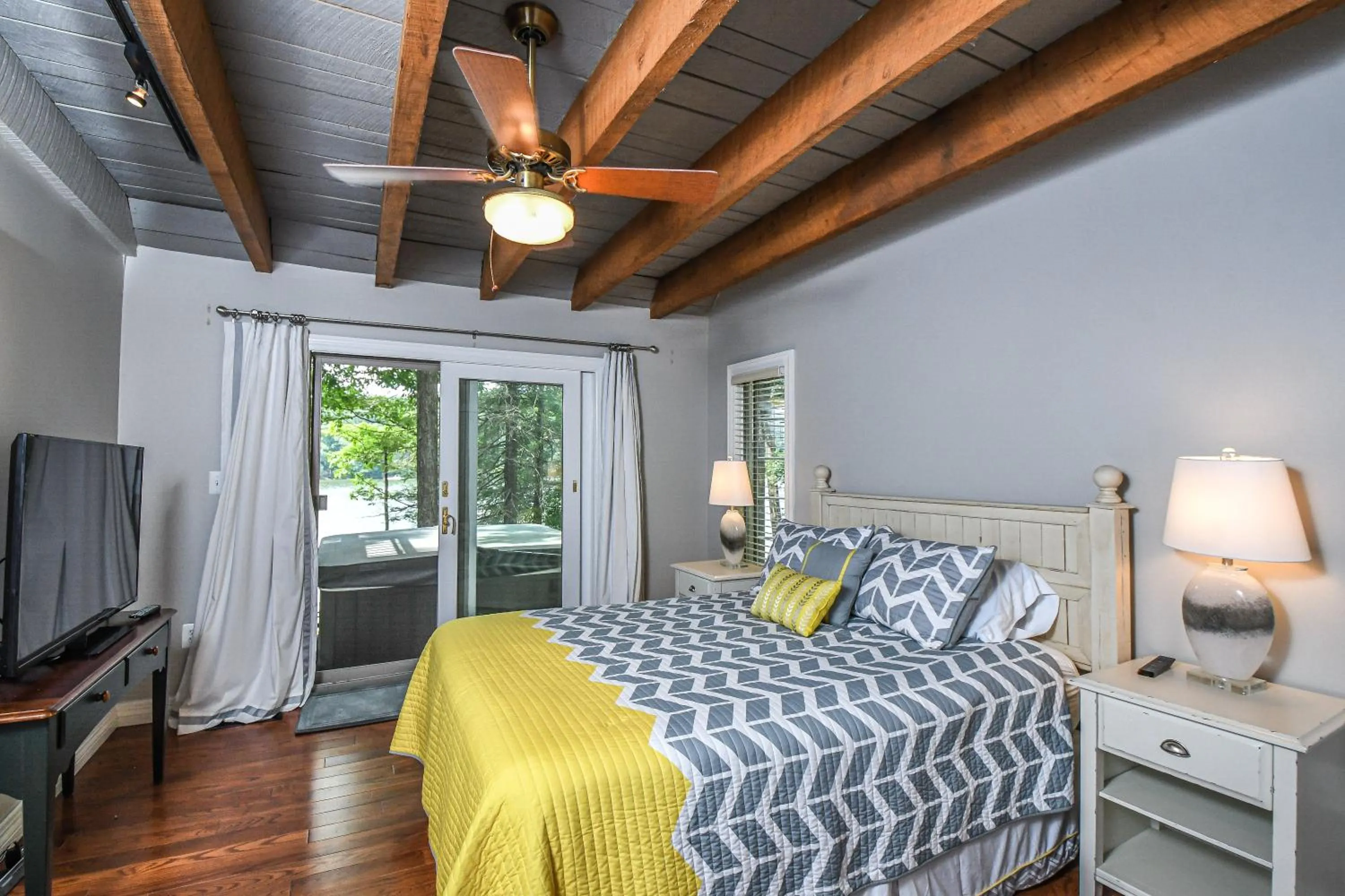 Property building, Bed in Bearfoot Lodge