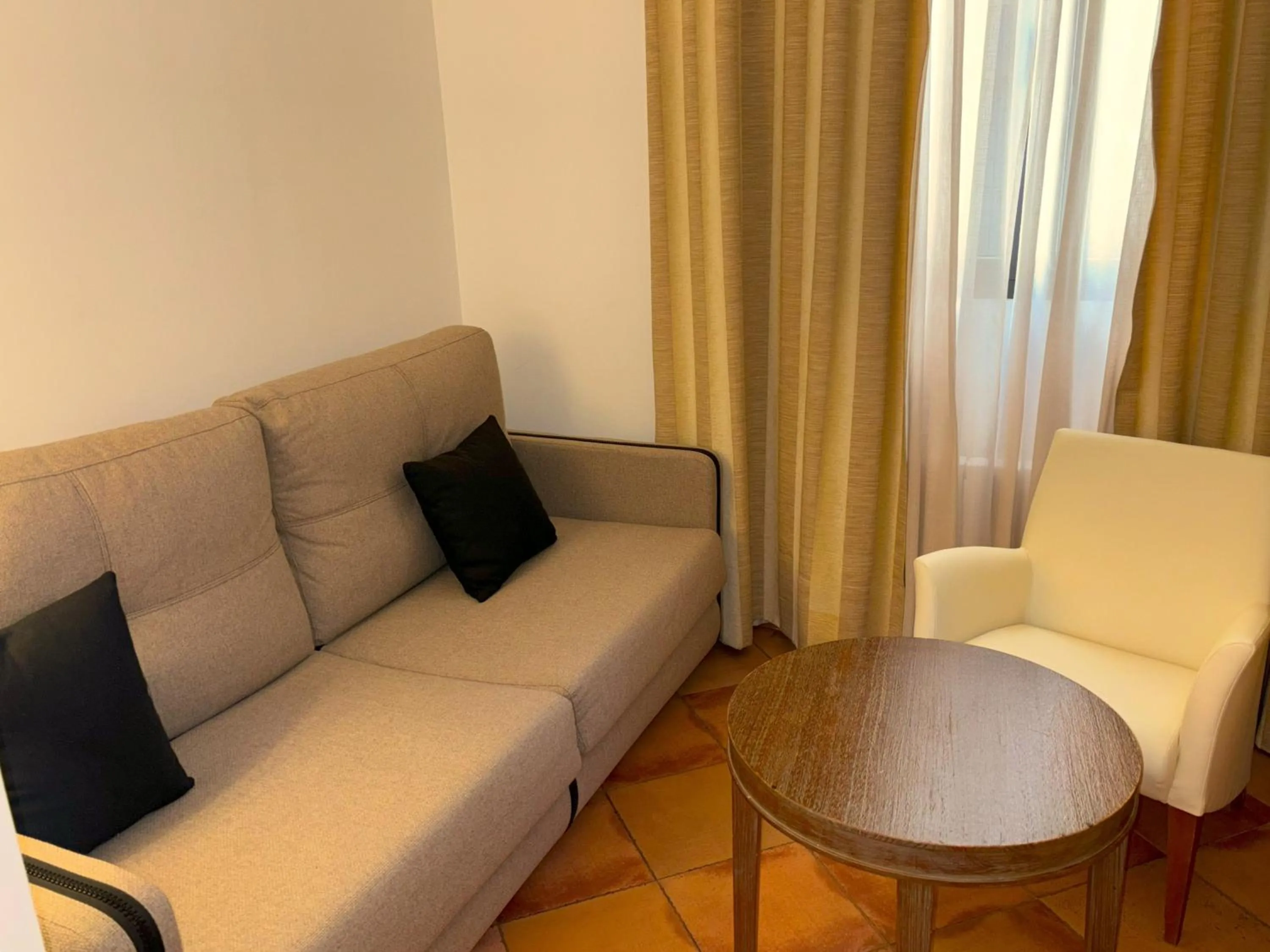 Photo of the whole room in Sercotel Toledo Renacimiento